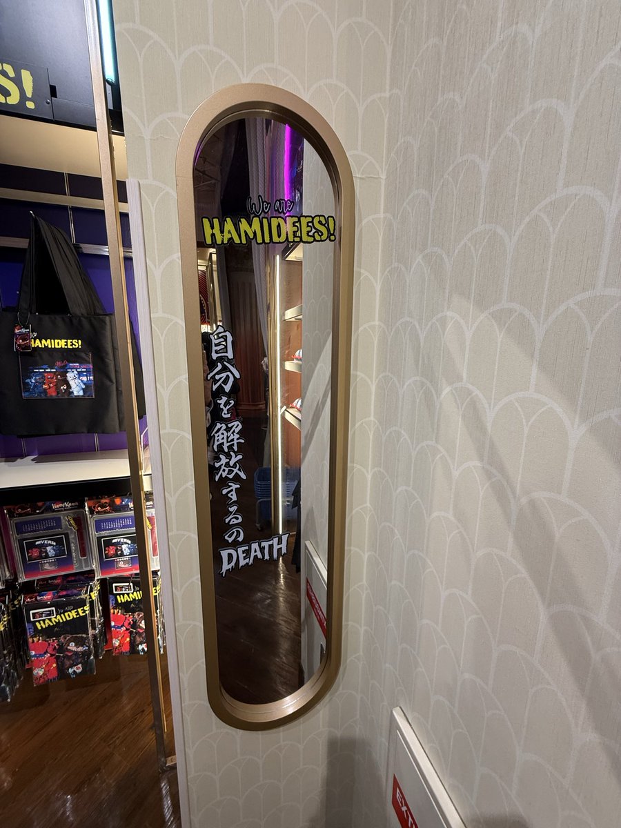 papasanjapan's tweet photo. ハミクマShop。
後からこんな来るなんて😳
買ってしまうよね😭
鏡もしれっとハミクマ🐻
#USJ #ユニバ #USJファン #ハロウィン #halloween #ゾンビ #ハミクマ #hamikuma https://t.co/QvVLvIug3D