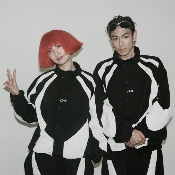 lalisamyl0ver's tweet photo. ฉันมายินดีให้กับรักที่สดใส ปู่ท็อป big bang กับ นานะหวานใจจั้นน พวกเขาคบกันแล้วค่ะหลังจากที่มีคนจิ้นมาหลายทศวรรษ ㅠㅠ https://t.co/Is8JKFfdJa