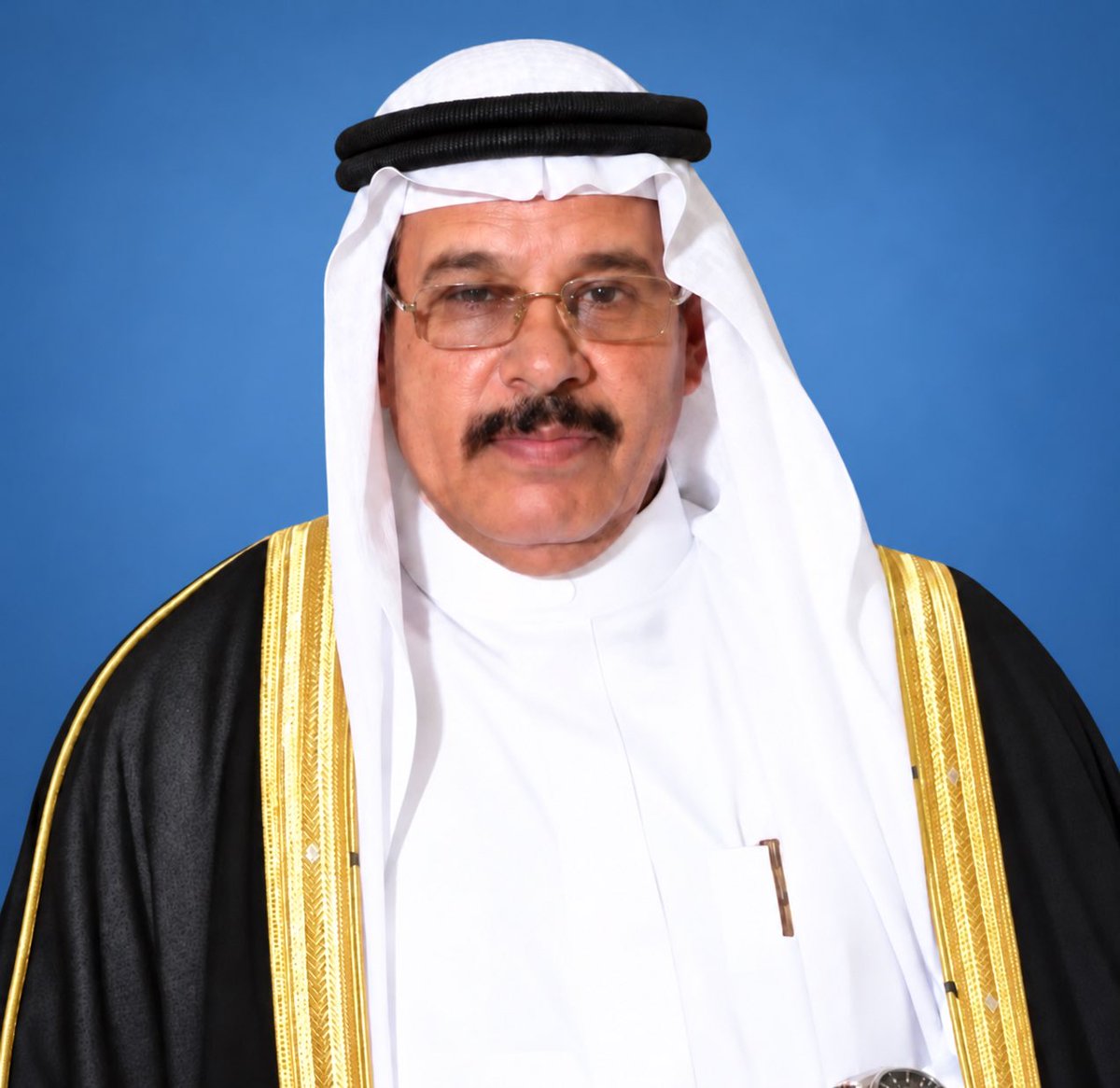 3232Sab's tweet photo. صاحب الابتسامة والترحيب

للابتسامة الصادقة فجرٌ يطلع، فيبدّد من وحشة اللقاء ما تبدّده الشمس من عتمة الطريق، وللترحيب يدٌ تربّت على القلب فتؤنسه؛ قد تقصر لحظة اللقاء ويطول أثرها، ويسكن الصوت ويبقى صداه، وتغيب الملامح ويظل نورها ساريًا في الذاكرة؛ لأن البِشر إذا نبع من صفاء النفس غدا للقلوب ربيعًا، وللأرواح ظلًّا، وللمودة جسرًا تعبر عليه من غير استئذان.
بهذا الخلق الجميل عاش الأستاذ إبراهيم بن حمد بن سلوم المحمدي رحمه الله؛ إذا أقبل سبقته ابتسامته، وإذا رحّب ألبس اللقاء ثوب الألفة، وإذا صافحك أشعرك أن للمصافحة قلبًا ينبض، كان وجهه الطلق نافذةً تطل منها طيبته، وكلماته قطرات ودّ تهطل على النفوس فتزهر بها، حتى غدا حضوره أنسًا، وحديثه لطفًا، حتى غدا حضوره أنسًا، وحديثه لطفًا، وصار اسمه إذا مرّ بالذاكرة أعاد إليها دفءَ اللقاء ونضارةَ الابتسامة.
جمع رحمه الله بين البساطة والوقار، فكان قريبًا ممن حوله من غير تكلّف، مهيبًا من غير غلظة، يألفه من يلقاه وتطمئن إليه النفس؛ يصغي إلى محدثه باهتمام، ويمنحه ما يشعره بقيمة حديثه، ويختار من الكلام ما يفتح أبواب المودة ويغلق منافذ الجفوة، فإذا رأى زلّةً وسعها بحلمه، وإذا بلغه ما يكدّر الصفو غلبت سماحته غضبه؛ لأنه أدرك أن القلوب تُحفظ بالرفق، وأن العفو أكرم من الوقوف عند الهفوات.
من رحمة الله بعباده أن يودع في بعض القلوب رقةً تجعلها أسرع إحساسًا بآلام الناس، وقد كان أبو خليل قريب الدمعة، تهزّه المواقف الإنسانية، ويتألم لما يصيب الآخرين؛ إذا بلغه حزن رقّ له، وإذا رأى ألمًا تأثر به، كأن أوجاع الناس تجد في قلبه صدى، وفي عينيه دمعةً تبوح بما تضيق عنه الكلمات، ولم تكن دمعته ضعفًا، بل كانت برهان قلبٍ لم تقسّه الأيام ولم تغلق الرحمة أبوابه.
أما تواضعه فكان يمشي معه حيث سار، سجيةً لا تتبدّل؛ يوقر الكبير، ويرفق بالصغير، ويستقبل القريب والبعيد بالوجه نفسه والقلب نفسه، فلا يشعر أحد في حضرته أنه دون غيره قدرًا، ولا يرى في حديثه ما يوحي بأنه يتقدم بمنصب أو تجربة، فقد كان يمنح الإنسان حقه من الاحترام قبل أن يعرف ما عنده من جاه أو مال؛ لأن ميزانه في المعاملة قيمة المرء لا قيمة ما يملك.
تجاوز كرمه حدود كل مائدة تُمد أو عطاء يُبذل؛ فكان كريمًا في الإصغاء والوقت وحفظ الود، ربما قال كلمةً في موضعها فرفع خاطرًا، أو بسط وجهه لمهموم فخفف عنه، أو حفظ غائبًا بوفاء فصان للعشرة حقها، وهكذا كان عطاؤه ينساب هادئًا كماء صافٍ، لا يثير حوله جلبة، غير أن أثره يبلغ الأعماق ويترك في النفوس امتنانًا لا تذروه الأيام.
في الأبواء، بين أهله ومعارفه، مضت أيامه مرتبطًا بالمكان ارتباط الجذر بأرضه، يشارك أهله أفراحهم وأحزانهم، ويحفظ للقرابة حقها، وللصداقة عهدها، وللجيرة حرمتها؛ لم تكن صلته بهم حديث مناسبات، بل وفاءً تكشفه الأيام، وسؤالًا يصل في وقته، ومودةً لا تغيّرها المسافات ولا تشغل عنها الحياة، لذلك بقي اسمه في ذاكرة عارفيه مقرونًا بالصفاء وحسن الصلة وجميل الوفاء.
كان أبو خليل حاضر البديهة، سريع الخاطر، يلتقط المعنى من طرفه ويبلغ بجوابه صميمه؛ فإذا سُئل أشفى، وإذا أجاب كفى، يكسو المعنى الواضح عبارةً حسنة، ويضع الكلمة في موضعها، حتى ليخيّل إلى سامعه أن الجواب كان ينتظر السؤال، وقد جمع في ردوده بين سرعة الفهم وحسن البيان، فلا يطيل حيث يكفي الإيجاز، ويقرّب المعنى إلى قلب من يسأله.
تولّى إدارة بريد محافظة رابغ أعوامًا طويلة، غير أن المنصب لم يضف إلى قدره عند الناس بقدر ما أظهر ما فيه من أمانة واتزان؛ دخل الإدارة بأخلاقه وخرج منها بها، فلم تحجزه المسؤولية عن الناس، ولم تبدّل مكتسباتها سجيته، وبقي الرجل في موقعه كما عرفه أهله خارجه؛ باسم الوجه، قريب الجانب، يؤدي واجبه في هدوء، لا ينتظر ثناءً ولا يطلب التفاتًا.
جاء الأجل الذي كتبه الله على كل حي، فكانت المدينة المنورة خاتمة مطافه، وفي رحابها انتقل إلى رحمة الله، ثم ووري جسده في بقيع الغرقد؛ خاتمة يشرق منها حسن الرجاء، وتفتح في قلوب محبيه أبواب الدعاء، نحسبه من أهل الخير ولا نزكي على الله أحدًا، ونسأل الله أن يكرم نزله، ويؤنس وحشته، وينير قبره، ويجعل ما بثه في القلوب من مودة وما أدخله عليها من سرور في موازين حسناته.
رحل أبو خليل، وبقيت سيرته وديعةً في ذاكرة عارفيه؛ كلما مر اسمه أشرقت في الخاطر ملامحه، وعاد إلى النفس شيء من لطفه، فقد صنع من بشاشته صدقة، ومن تواضعه رفعة، ومن رحمته ظلًّا، ومن طيب معاملته عمرًا آخر لا تطويه السنون، رحم الله أبا خليل رحمة الأبرار، وأسبغ عليه شآبيب المغفرة والرضوان، وأسكنه فسيح الجنان، وجمعه بمن يحب في دار كرامته.

#الأبواء
#شخصيات_من_الأبواء
#صابر_المحمدي