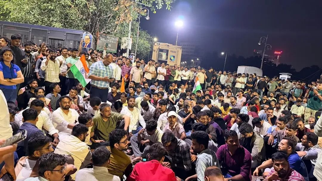 INCHarshsapkal's tweet photo. पुण्यात स्पर्धा परीक्षेची तयारी करणाऱ्या विद्यार्थ्यांनी एस. एम. जोशी पुलाजवळ रात्रीपासून सत्याग्रह आंदोलन सुरू केले आहे. 

MPSCच्या कारभारातील अनियमितता, पेपरफुटीच्या घटनांबाबत पारदर्शक आणि निष्पक्ष चौकशी करून दोषींवर कठोर कारवाई करावी, परीक्षा प्रक्रिया अधिक पारदर्शक व विश्वासार्ह करावी, रखडलेल्या व रिक्त पदांची तातडीने भरती प्रक्रिया पूर्ण करावी आणि विद्यार्थ्यांच्या परीक्षा व भरती प्रक्रियेतील अडचणी तातडीने दूर कराव्यात, अशी विद्यार्थ्यांची मागणी आहे. तसेच MPSC अध्यक्ष विवेक भिमनवार यांच्या राजीनाम्याची मागणी विद्यार्थ्यांनी केली आहे.

वर्षानुवर्षे मेहनत घेणाऱ्या हजारो विद्यार्थ्यांच्या भवितव्याशी संबंधित हा प्रश्न आहे. त्यांच्या न्याय्य मागण्यांकडे गांभीर्याने पाहून शासनाने तातडीने सकारात्मक निर्णय घ्यावा. विद्यार्थ्यांच्या या आंदोलनाला काँग्रेस पक्षाचा खंबीर पाठिंबा असून, त्यांच्या हक्कांसाठी काँग्रेस ठामपणे विद्यार्थ्यांच्या सोबत उभी आहे.