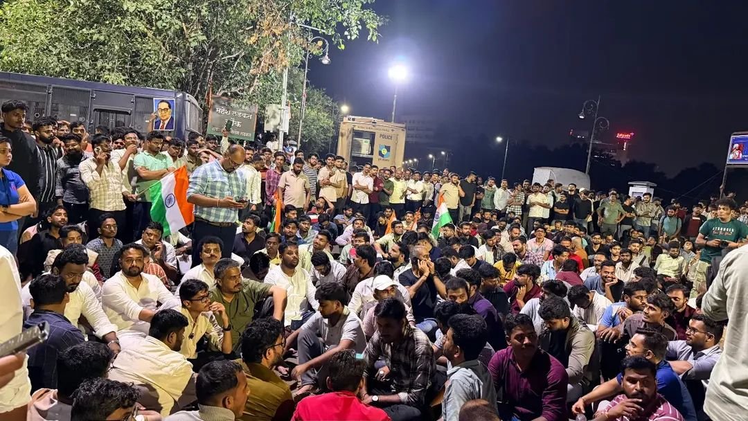 INCHarshsapkal's tweet photo. पुण्यात स्पर्धा परीक्षेची तयारी करणाऱ्या विद्यार्थ्यांनी एस. एम. जोशी पुलाजवळ रात्रीपासून सत्याग्रह आंदोलन सुरू केले आहे. 

MPSCच्या कारभारातील अनियमितता, पेपरफुटीच्या घटनांबाबत पारदर्शक आणि निष्पक्ष चौकशी करून दोषींवर कठोर कारवाई करावी, परीक्षा प्रक्रिया अधिक पारदर्शक व विश्वासार्ह करावी, रखडलेल्या व रिक्त पदांची तातडीने भरती प्रक्रिया पूर्ण करावी आणि विद्यार्थ्यांच्या परीक्षा व भरती प्रक्रियेतील अडचणी तातडीने दूर कराव्यात, अशी विद्यार्थ्यांची मागणी आहे. तसेच MPSC अध्यक्ष विवेक भिमनवार यांच्या राजीनाम्याची मागणी विद्यार्थ्यांनी केली आहे.

वर्षानुवर्षे मेहनत घेणाऱ्या हजारो विद्यार्थ्यांच्या भवितव्याशी संबंधित हा प्रश्न आहे. त्यांच्या न्याय्य मागण्यांकडे गांभीर्याने पाहून शासनाने तातडीने सकारात्मक निर्णय घ्यावा. विद्यार्थ्यांच्या या आंदोलनाला काँग्रेस पक्षाचा खंबीर पाठिंबा असून, त्यांच्या हक्कांसाठी काँग्रेस ठामपणे विद्यार्थ्यांच्या सोबत उभी आहे.