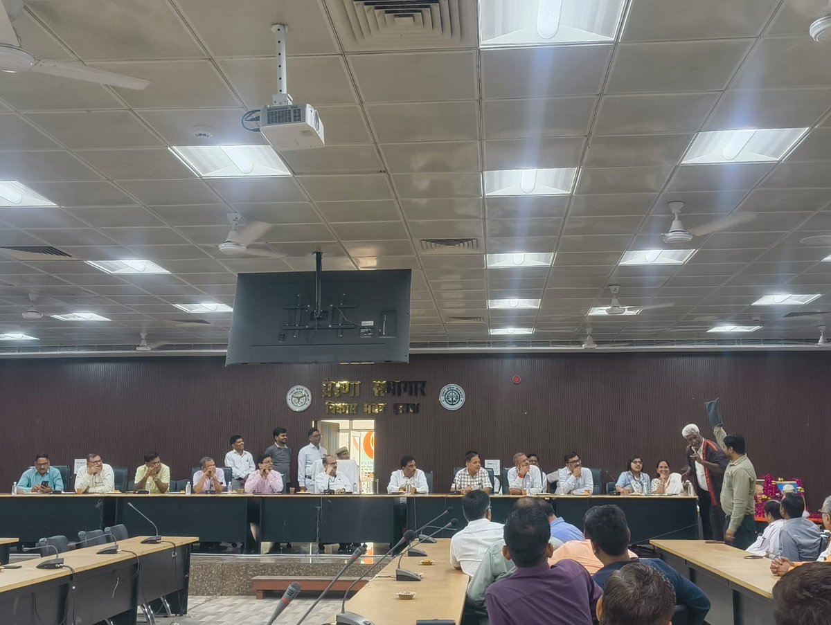 dproetawah's tweet photo. स्वच्छता ही सेवा अभियान 2026 के तहत मुख्य विकास अधिकारी महोदय की अध्यक्षता मे 1दिन 1घंटा एक साथ थीम के तहत स्वचैछ्कि श्रमदान किया गया। साथ मे जिला पंचायत राज अधिकारी महोदय तथा अन्य जिला स्तरीय अधिकारी व कर्मचारी तथा SBM के कर्मचारी मौजूद रहे। @uppanchayatiraj @CDO_ETAWAH @UPGovt https://t.co/M2jYeQ9jzS