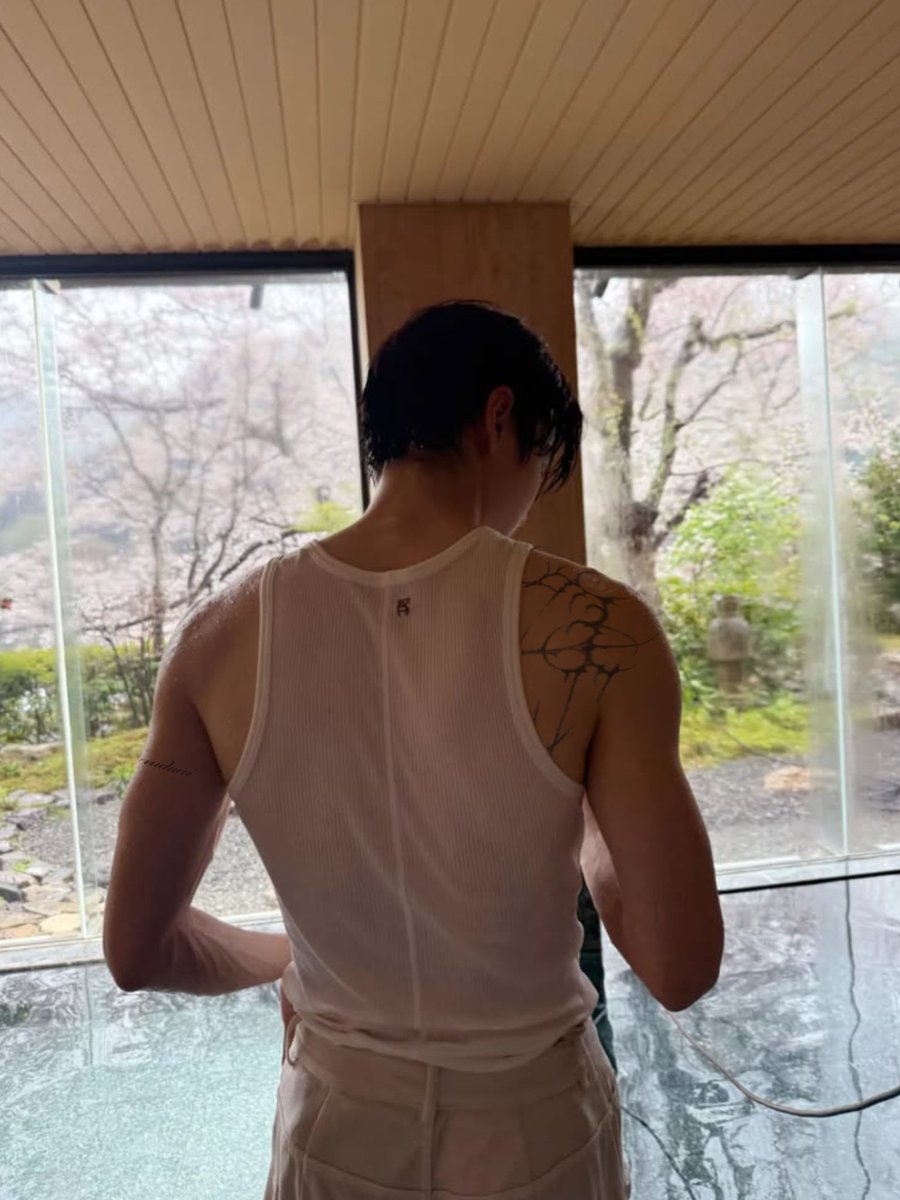 antonbekasii's tweet photo. fun fact! setelah menikah, ojan mulai demen tatto badannya, tapi cmn temporary soalnya dia suka bosen dan gonta-ganti. yang permanent cmn satu, tatto di lengan kirinya alian nama Inoy, makanya inoy kadang pengen nyusul ke bengkel krn pengen liat ojan https://t.co/ehtskc7yOt