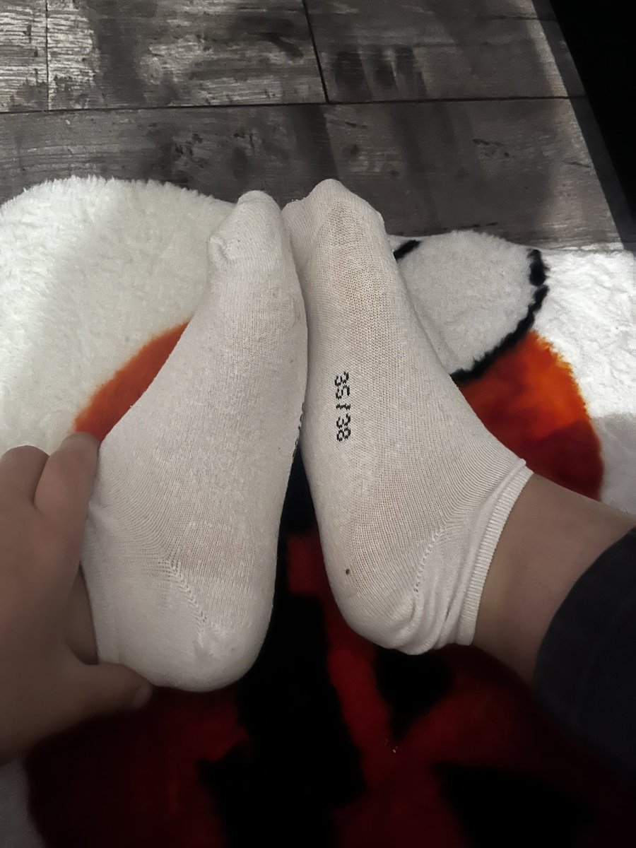 noxmony's tweet photo. On pars sur les chaussettes blanches aujourd’hui, elles seront sur mon vinted ce soir 😵‍💫
On verra l’état dans lequel elles seront https://t.co/C0zGb9f8RV