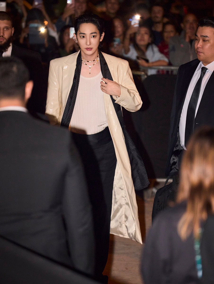 withshshix's tweet photo. 261002 Messika High Jewelry Show in Paris 사진 모음 

@ kc_photo__ 
@ 1eejungmu

#이수혁 #LeeSooHyuk https://t.co/5psf3E0rEv