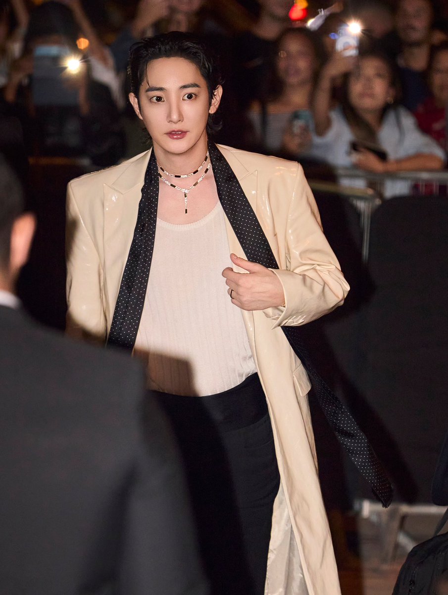 withshshix's tweet photo. 261002 Messika High Jewelry Show in Paris 사진 모음 

@ kc_photo__ 
@ 1eejungmu

#이수혁 #LeeSooHyuk https://t.co/5psf3E0rEv