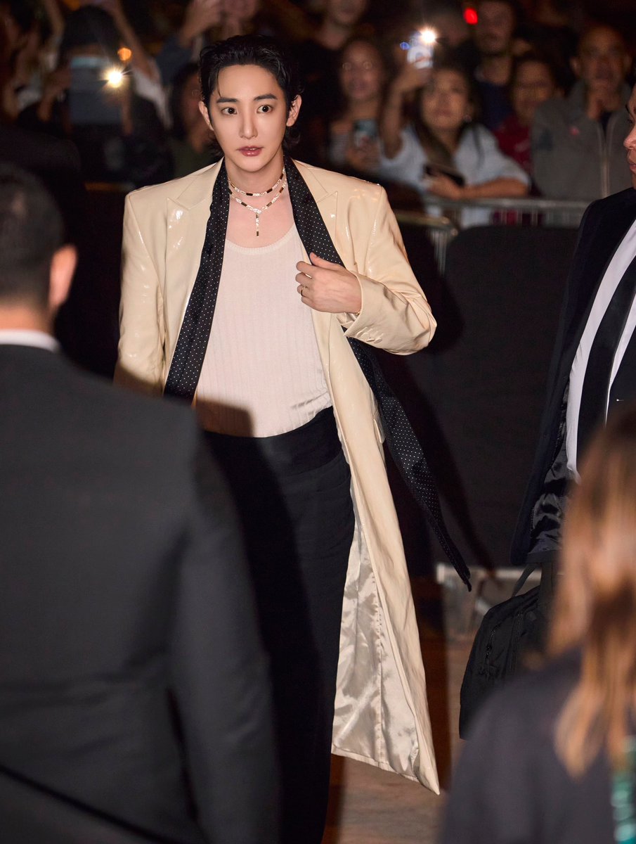 withshshix's tweet photo. 261002 Messika High Jewelry Show in Paris 사진 모음 

@ kc_photo__ 
@ 1eejungmu

#이수혁 #LeeSooHyuk https://t.co/5psf3E0rEv