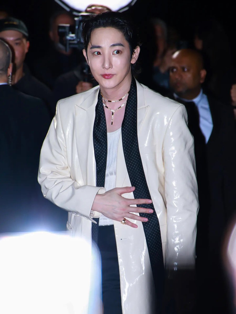 withshshix's tweet photo. 261002 Messika High Jewelry Show in Paris 사진 모음 

@ kc_photo__ 
@ 1eejungmu

#이수혁 #LeeSooHyuk https://t.co/5psf3E0rEv