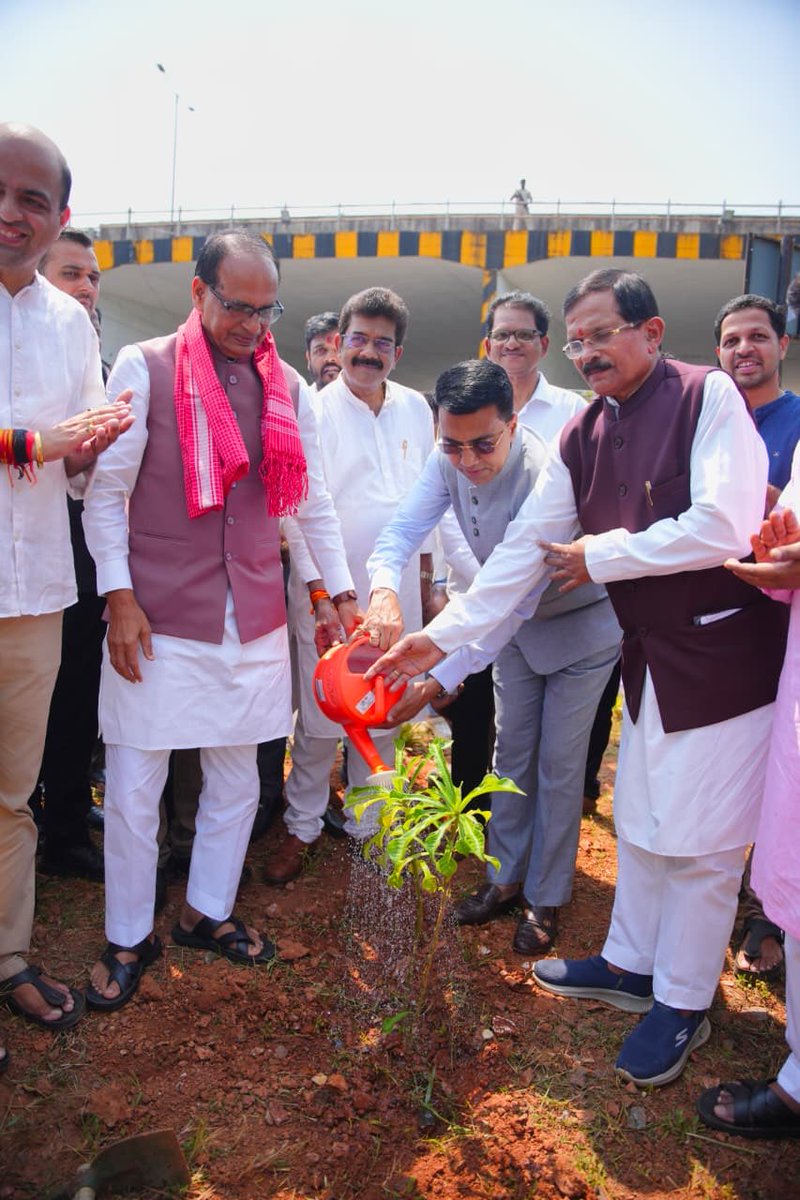 ChouhanShivraj's tweet photo. आज पूज्य बापू और श्रद्धेय शास्त्री जी की जयंती के पावन दिन गोवा की धरती पर पौधा रोपा। 

बापू से स्वच्छता और प्रकृति के प्रति संवेदनशीलता की सीख मिलती है, वहीं शास्त्री जी से सादगी, श्रम और कर्म की प्रेरणा। इन महापुरुषों को याद करने का सबसे सुंदर तरीका यह है कि हम धरती के लिए कुछ करें। 

आज एक पौधा लगाया है, कल वह पेड़ बनेगा और आने वाली पीढ़ियों को छाया, हवा और हरियाली देगा। यही हमारी छोटी-सी कोशिश, प्रकृति के प्रति बड़ी जिम्मेदारी है।

पौधरोपण की इस मुहिम से जुड़ने के लिए लिंक पर क्लिक करें:
 https://t.co/IbniIc0XPd

साथ ही 📲 8929629475 पर मिस्ड कॉल करें और 'वृक्ष मित्र' बनें।

#OnePlantADay