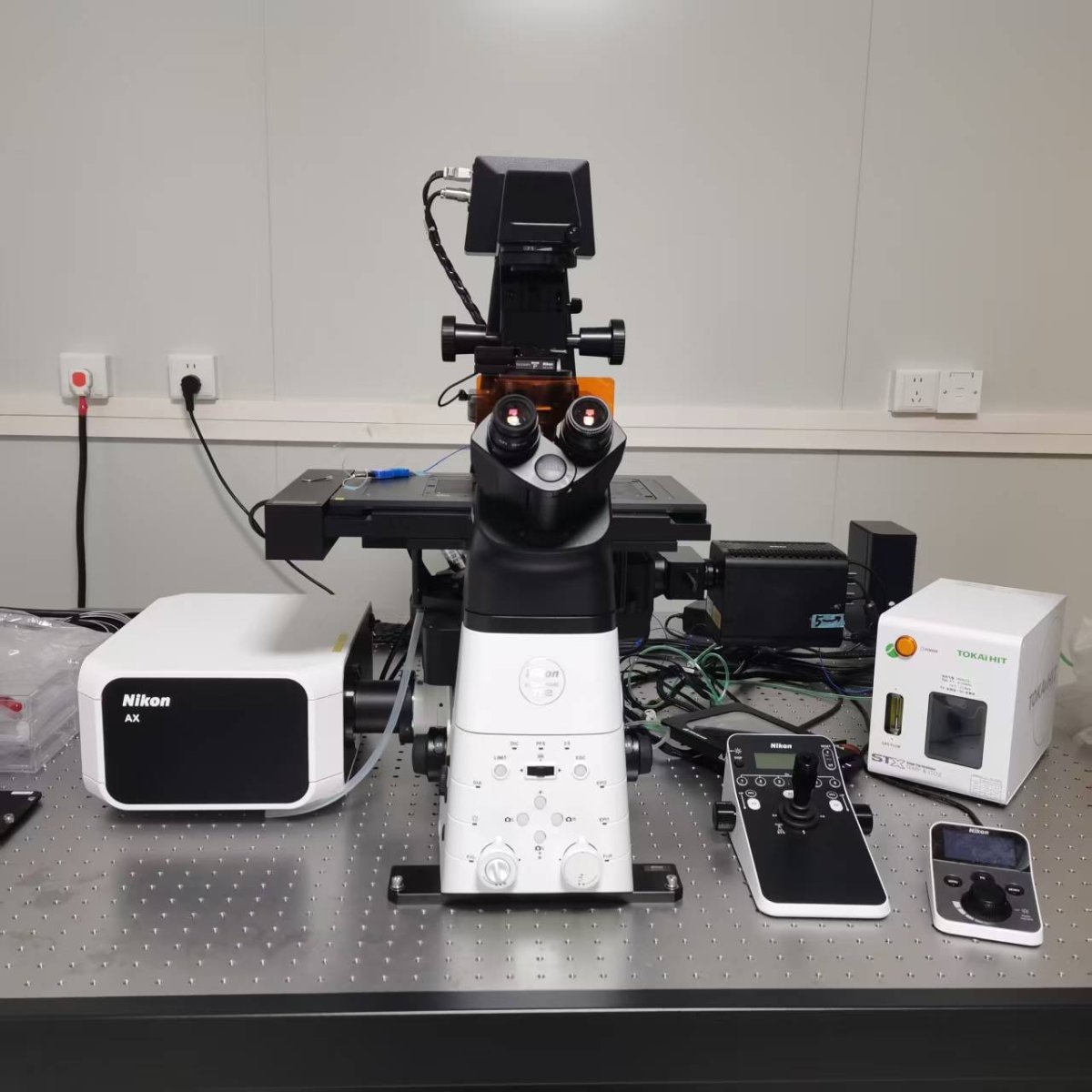 BrightUniviu8e's tweet photo. “The advanced, but redundant, control setup works smoothly for our new lab tools!”， https://t.co/ckVdxSz0nl