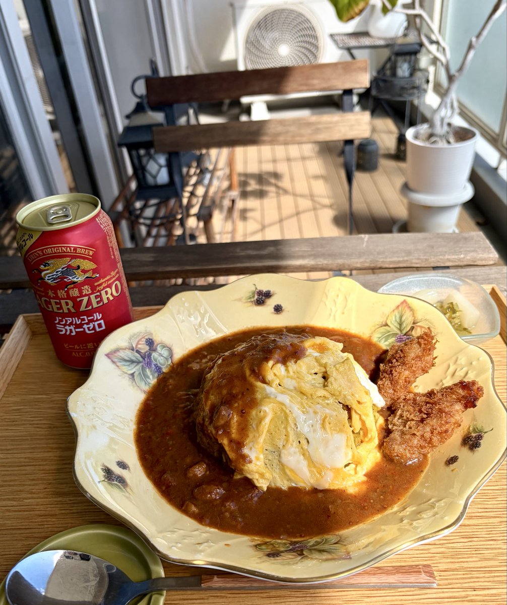 kinyachan's tweet photo. 「アイロン、司馬史観、午睡」
ロングランイベントを終え、待望の連休。シャツ7枚にアイロンをかけ、快晴のベランダでオムカレー＆ノンアル。#歴史小説のウソ を読み、 #司馬史観 についてあれこれ考える。午後はスラックスとハンカチをプレス。14時半からソファで午睡。これぞ休日。 https://t.co/Hn5Hl2JbKz
