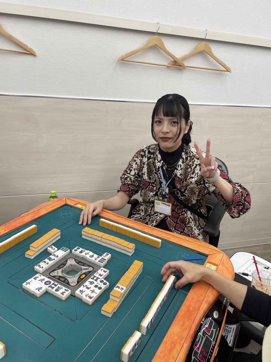 marsta_tamac's tweet photo. 本日ゲストの

金　太賢プロ@kimu_wakajisi
光石　すばるプロ@MitsuishiSubaru

話題の新婚ご夫婦が来店中です！
柄シャツor眼鏡がドレスコード!?😆

本日のお題は…

・「色」が入る役
・チートイツ

毎時55分に卓抽選を行っておりますので、ご来店の際は毎時50分頃を目安にお越しくださいませ～
※20時55分が最終受付です