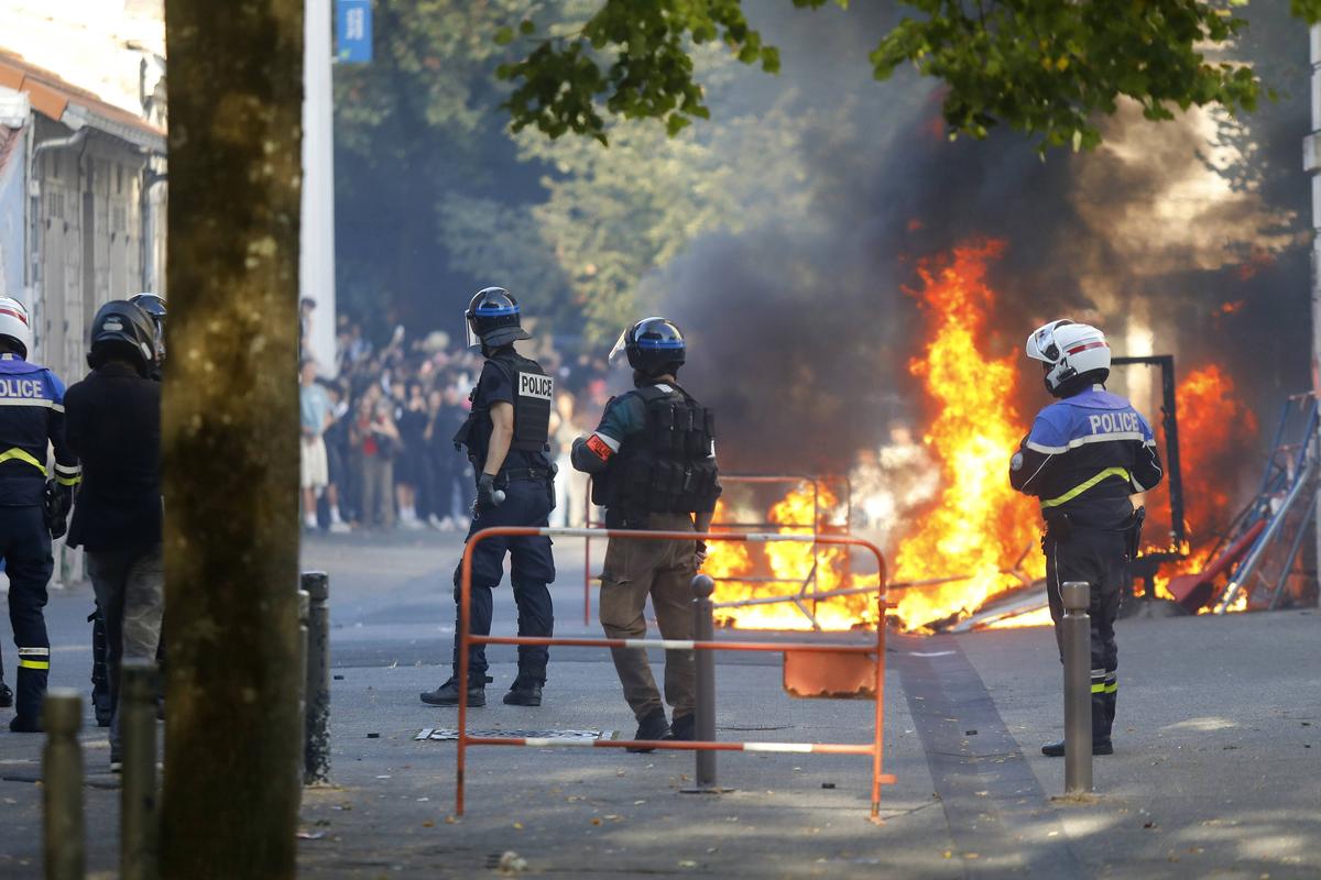 CerfiaFR's tweet photo. 🚨🇫🇷 FLASH | Gérald Darmanin annonce avoir demandé aux procureurs de requérir « la responsabilité civile » des parents de casseurs afin de leur « faire payer les réparations », après les dégradations commises en marge des blocages lycéens et étudiants. https://t.co/aJ27DcRsSY