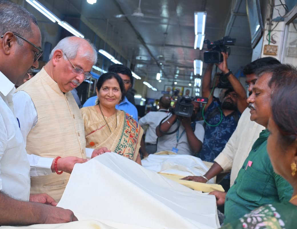 rajendraarlekar's tweet photo. श्रीमती अनघा आर्लेकर जी के साथ चेन्नई के खादी ग्रामोद्योग भवन में गांधी जयंती समारोह में सहभागिता की और खादी रिबेट बिक्री का उद्घाटन किया।
महात्मा गांधी जी के स्वदेशी, आत्मनिर्भरता और श्रम की गरिमा के आदर्शों को स्मरण करते हुए खादी एवं स्वदेशी उत्पादों को बढ़ावा देने पर बल दिया।
-
Participated in the Gandhi Jayanti celebrations and inaugurated the Khadi Rebate Sales programme at Khadi Gramodyog Bhavan, Chennai, along with First Lady Tmt. Anagha Arlekar.
Highlighted Mahatma Gandhi’s ideals of Swadeshi, self-reliance and dignity of labour, and emphasised promoting Khadi and indigenous products.