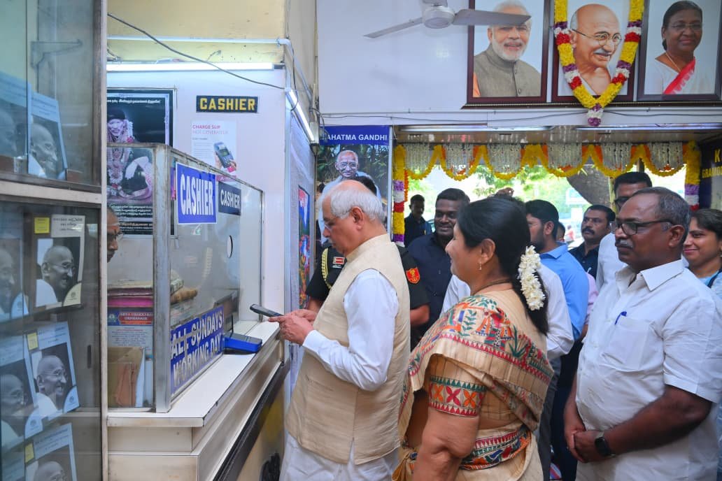 rajendraarlekar's tweet photo. श्रीमती अनघा आर्लेकर जी के साथ चेन्नई के खादी ग्रामोद्योग भवन में गांधी जयंती समारोह में सहभागिता की और खादी रिबेट बिक्री का उद्घाटन किया।
महात्मा गांधी जी के स्वदेशी, आत्मनिर्भरता और श्रम की गरिमा के आदर्शों को स्मरण करते हुए खादी एवं स्वदेशी उत्पादों को बढ़ावा देने पर बल दिया।
-
Participated in the Gandhi Jayanti celebrations and inaugurated the Khadi Rebate Sales programme at Khadi Gramodyog Bhavan, Chennai, along with First Lady Tmt. Anagha Arlekar.
Highlighted Mahatma Gandhi’s ideals of Swadeshi, self-reliance and dignity of labour, and emphasised promoting Khadi and indigenous products.