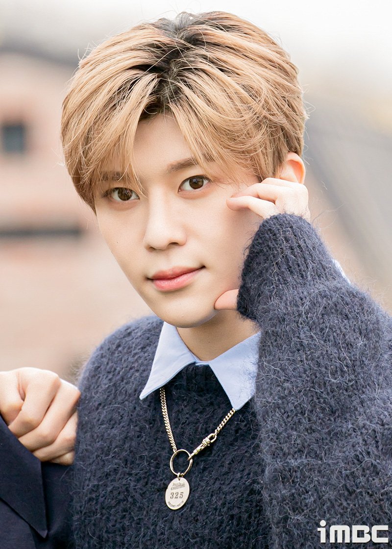 imbcenews's tweet photo. [음악중심M] "호불호? 그게 뭔데"…NCT WISH 시온, 무결점 미모로 글로벌 센터 꿰찼다
#엔시티위시 #nctwish #시온 #sion #글로벌센터상 #투표 #1위 #시즈니 #iMBC연예

엔시티 위시(NCT WISH) 멤버 시온이 자타공인 글로벌 센터상에 등극했다.

'글로벌 센터상'이라는 타이틀에 걸맞게 시온은 콘셉츄얼한 색깔이 짙은 엔시티 위시 내에서도 저만의 유니크한 존재감을 뿜어낼 줄 아는 아티스트로 유명하다. 

'무해한 청량'이라는 틀 안에서 쉴 새 없이 변화하는 콘셉트 속에서도 뒤처지지 않고 늘 자신만의 강력한 무기를 찾아 내세우고 있는 것. 데뷔곡 'WISH'에서는 풋풋·청량미를 품은 새싹 같은 면모로, 'Dunk Shot'에서는 날것의 청춘미로, 'poppop'에서는 신비로운 몽환적인 얼굴로 대중의 마음을 단숨에 사로잡은 그다.

🔗https://t.co/lGDfTMoWw3