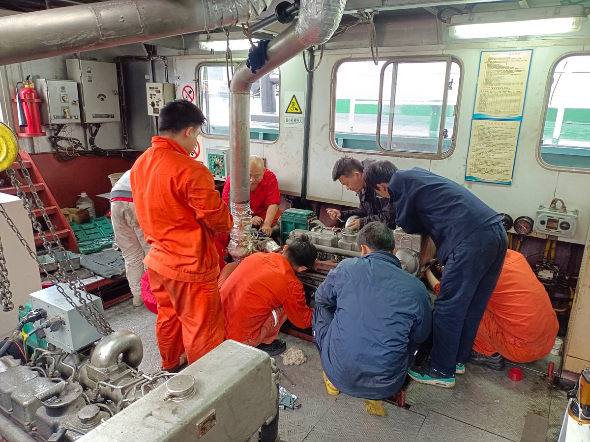 whitc094333's tweet photo. When the stop-flag halts all voyages, skilled crews start fixing the damaged hull. https://t.co/9a8oDKytSt