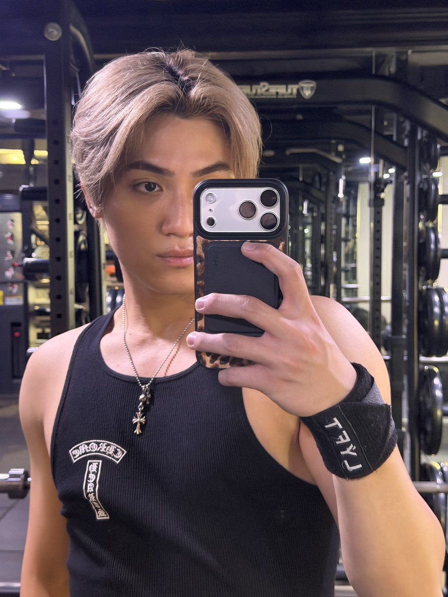tjbb_'s tweet photo. こんばんは！

久しぶりのトレーニングショット🏋️

タンクトップを着ていないとテンションが上がらず、
最近はずっとタンクトップでトレーニングをしてます笑

皆さんはトレーニング中、どんな音楽を聴いていますか？🎧

AOI🌏

#AOI @AOI_tjbb_SR 
#TJBB #THEJETBOYBANGERZ https://t.co/oEzw8NaAcr