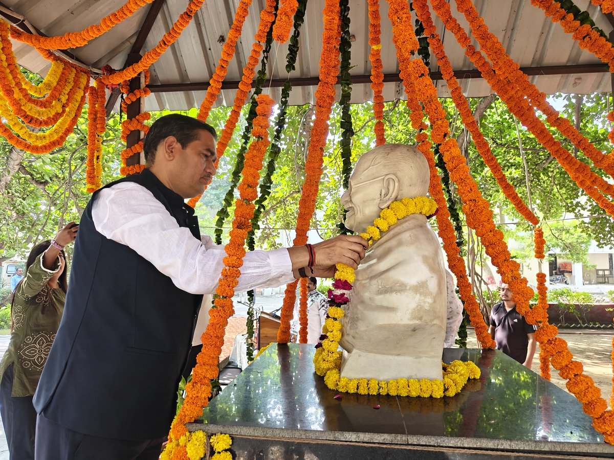 DMMathura1's tweet photo. गाँधी जयंती के अवसर पर कलेक्ट्रेट परिसर स्थित स्वच्छता वाटिका में स्थापित राष्ट्रपिता महात्मा गाँधी जी की प्रतिमा पर माल्यार्पण एवं पुष्पार्पण करते हुए श्रद्धासुमन अर्पित किया।

@UPGovt @myogiadityanath
@CMOfficeUP @InfoDeptUP https://t.co/JjAgHZC1f3