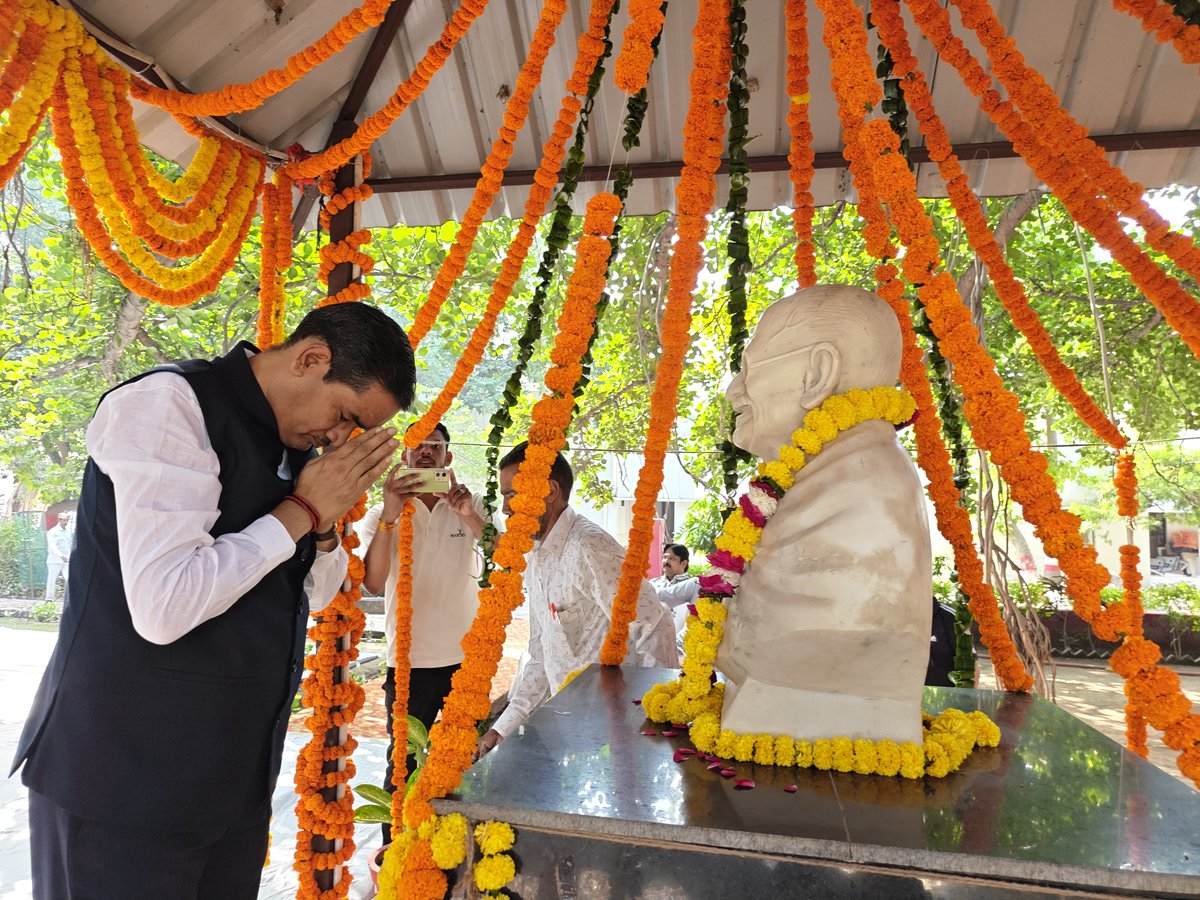 DMMathura1's tweet photo. गाँधी जयंती के अवसर पर कलेक्ट्रेट परिसर स्थित स्वच्छता वाटिका में स्थापित राष्ट्रपिता महात्मा गाँधी जी की प्रतिमा पर माल्यार्पण एवं पुष्पार्पण करते हुए श्रद्धासुमन अर्पित किया।

@UPGovt @myogiadityanath
@CMOfficeUP @InfoDeptUP https://t.co/JjAgHZC1f3