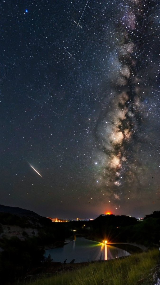 ariac573490's tweet photo. I gazed at the meteors streaking past the pier on the mound, their bright trails lighting up the quiet night.， https://t.co/rX54Epo43p