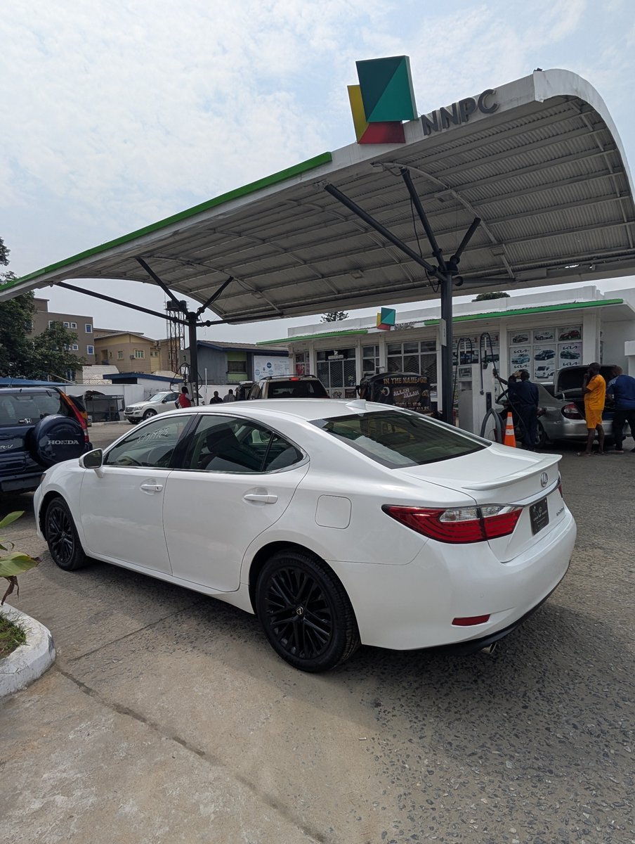 Ol0ye's tweet photo. Tokinbo 2015 Lexus ES350 Craftline. 

- N19.5m 

Nobadcars #OM🎗️ https://t.co/eYuF1xznIf