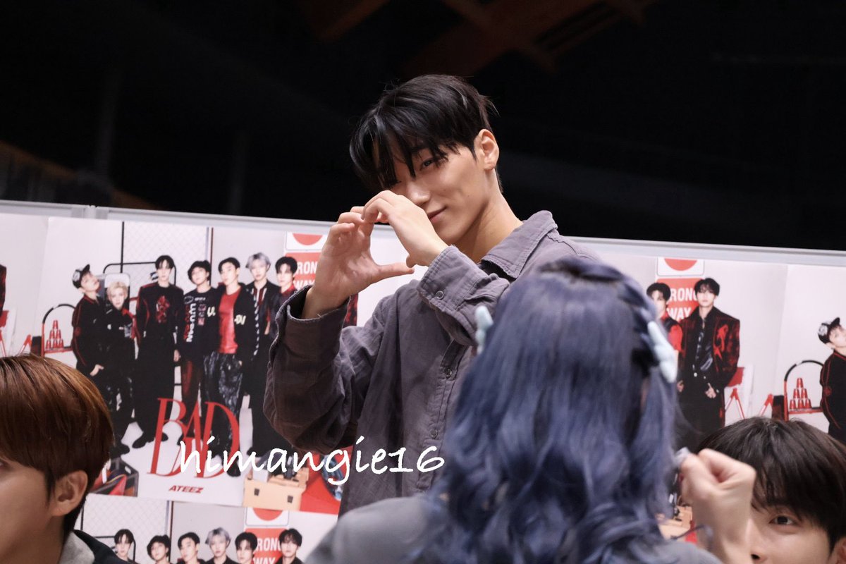 himangie16's tweet photo. 個人的に大好きな写真🥹

Very happy with these pics 🥹💖

#ATEEZ #에이티즈 #団体サイン会 https://t.co/JJZpg1Hf81