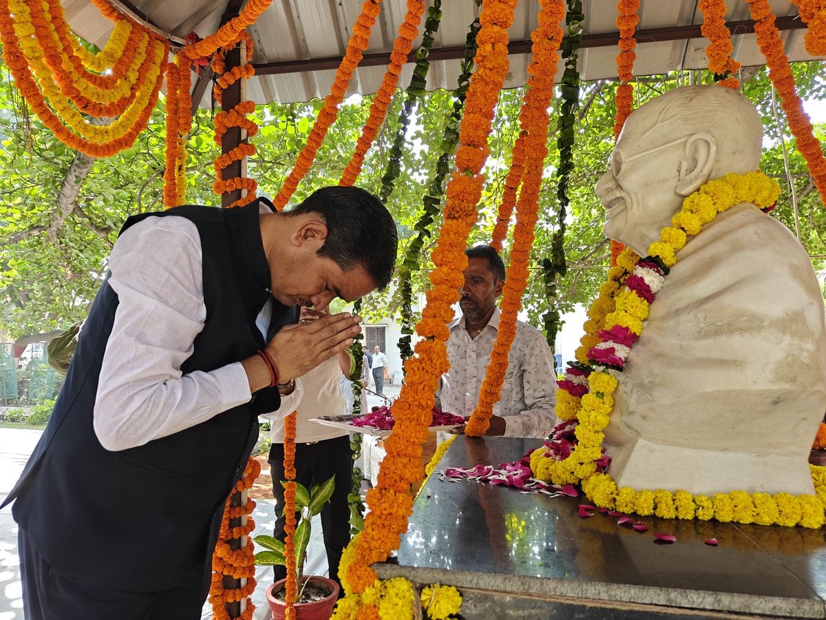 DMMathura1's tweet photo. गाँधी जयंती के अवसर पर कलेक्ट्रेट परिसर स्थित स्वच्छता वाटिका में स्थापित राष्ट्रपिता महात्मा गाँधी जी की प्रतिमा पर माल्यार्पण एवं पुष्पार्पण करते हुए श्रद्धासुमन अर्पित किया।

@UPGovt @myogiadityanath
@CMOfficeUP @InfoDeptUP https://t.co/JjAgHZC1f3