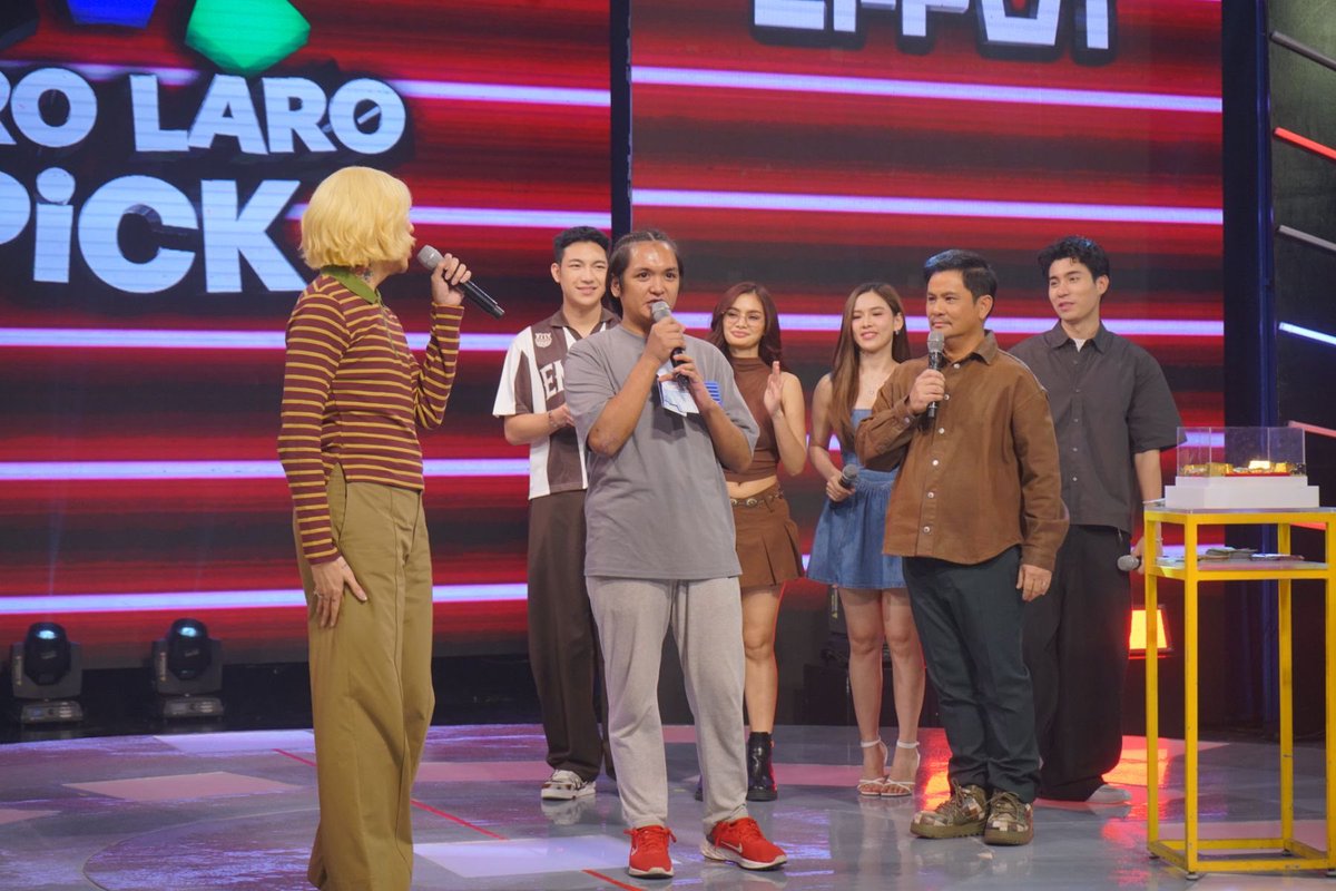 itsShowtimeNa's tweet photo. Si Kuya Mark ang ating #LaroLaroPick player ⭐️

#ShowtimeOkayOctober https://t.co/6NXaGZuAKR
