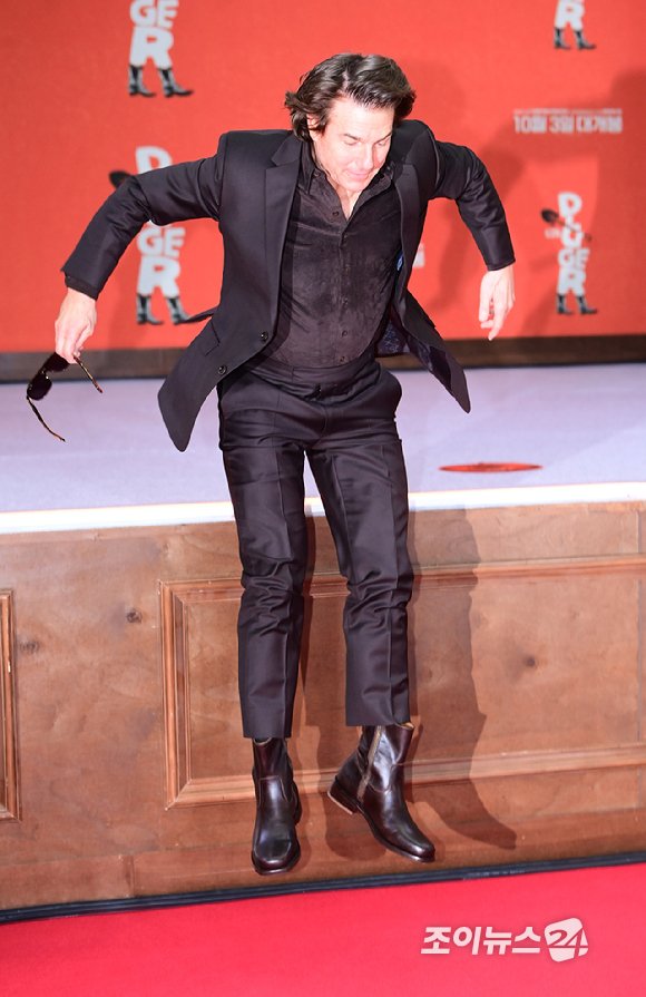 tcarchive0220's tweet photo. Tom Cruise on the red carpet 😂

#Digger premiere in Seoul https://t.co/9ZR3GzTf07
