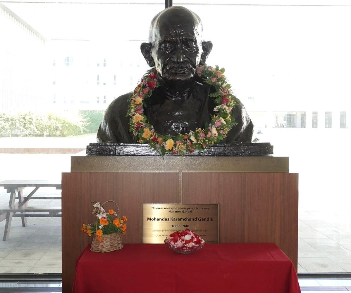 IndiainROK's tweet photo. Remembering Mahatma Gandhi: His Life and Legacy

The Embassy family, members of the Indian community, and friends of India paid floral tributes to Mahatma Gandhi at his bust at Yonsei University, Songdo, on the occasion of his 157th birth anniversary.

마하트마 간디를 기리며: 그의 삶과 유산

마하트마 간디 탄생 157주년을 맞아 대사관 직원, 인도 교민 사회 구성원 및 인도를 사랑하는 친구들이 송도 연세대학교에 위치한 마하트마 간디 흉상 앞에서 헌화하며 그의 삶과 숭고한 유산을 기렸습니다.

@MEAIndia @PIB_India @IndianDiplomacy @Dasspake