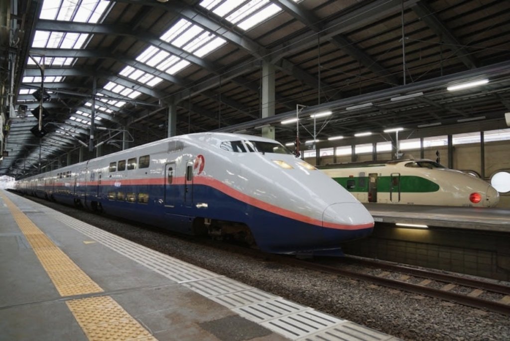IideExpress's tweet photo. 2012.07.16　新潟
E1系と200系。 https://t.co/9czbJoQWuv
