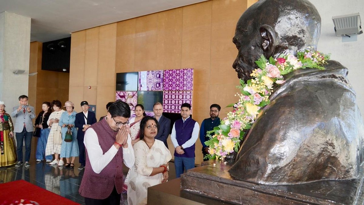 IndiainROK's tweet photo. Remembering Mahatma Gandhi: His Life and Legacy

The Embassy family, members of the Indian community, and friends of India paid floral tributes to Mahatma Gandhi at his bust at Yonsei University, Songdo, on the occasion of his 157th birth anniversary.

마하트마 간디를 기리며: 그의 삶과 유산

마하트마 간디 탄생 157주년을 맞아 대사관 직원, 인도 교민 사회 구성원 및 인도를 사랑하는 친구들이 송도 연세대학교에 위치한 마하트마 간디 흉상 앞에서 헌화하며 그의 삶과 숭고한 유산을 기렸습니다.

@MEAIndia @PIB_India @IndianDiplomacy @Dasspake