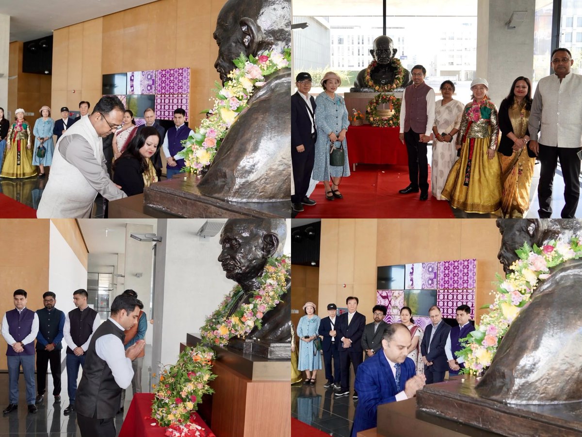 IndiainROK's tweet photo. Remembering Mahatma Gandhi: His Life and Legacy

The Embassy family, members of the Indian community, and friends of India paid floral tributes to Mahatma Gandhi at his bust at Yonsei University, Songdo, on the occasion of his 157th birth anniversary.

마하트마 간디를 기리며: 그의 삶과 유산

마하트마 간디 탄생 157주년을 맞아 대사관 직원, 인도 교민 사회 구성원 및 인도를 사랑하는 친구들이 송도 연세대학교에 위치한 마하트마 간디 흉상 앞에서 헌화하며 그의 삶과 숭고한 유산을 기렸습니다.

@MEAIndia @PIB_India @IndianDiplomacy @Dasspake