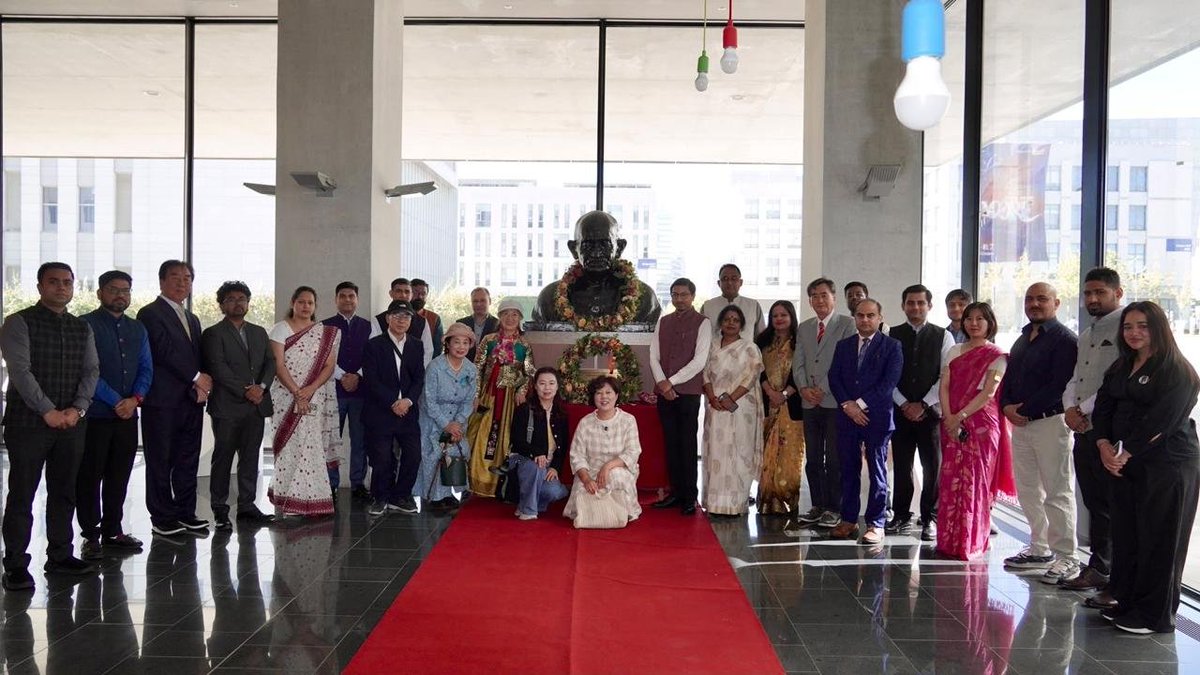 IndiainROK's tweet photo. Remembering Mahatma Gandhi: His Life and Legacy

The Embassy family, members of the Indian community, and friends of India paid floral tributes to Mahatma Gandhi at his bust at Yonsei University, Songdo, on the occasion of his 157th birth anniversary.

마하트마 간디를 기리며: 그의 삶과 유산

마하트마 간디 탄생 157주년을 맞아 대사관 직원, 인도 교민 사회 구성원 및 인도를 사랑하는 친구들이 송도 연세대학교에 위치한 마하트마 간디 흉상 앞에서 헌화하며 그의 삶과 숭고한 유산을 기렸습니다.

@MEAIndia @PIB_India @IndianDiplomacy @Dasspake