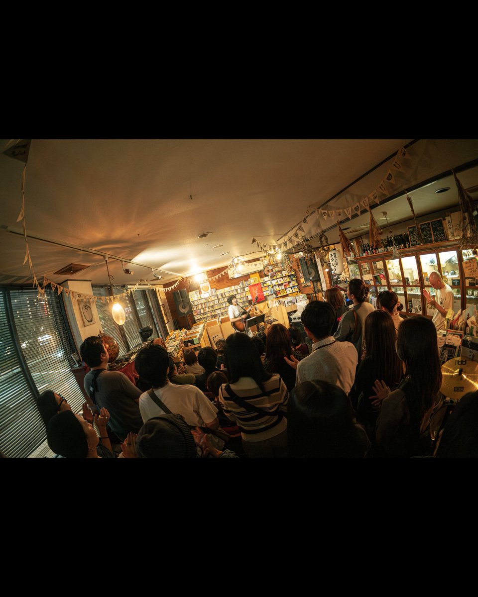 yutarofurutachi's tweet photo. 終演後。マスターやスタッフ、残ったBARの常連客と記念写真。ソールドアウトした山形県山形市のレコードバー『RAF REC』。店先から走り出したキャンピングカー。サイドミラーから姿が見えなくなるまで、彼らは手を振ってくれた。旅も1週間が過ぎた。感謝の言葉を何回述べただろう。それも、心から溢れ出た"ありがとう"だ。それだけで喉が嗄れそうな勢い。初めましての誰かと出会い、迎え入れてもらい優しさに触れる。ライブで一所懸命恩返し。「また帰ってきます」の一言を告げたら、お別れ。その連続だった。男2人車中泊生活でボロボロになるメンタルは、ライブによって回復する。歌ってしまえばチャラ。よくできたサイクルだ。アルバムをリリースする都度、自分の音楽がどこまで広がるのかいつも恐怖に苛まれる。今回ばかりは東京でじっとしてられなかった。広まるかどうかはビクビク様子を見てちゃダメだ。自分が会いに行って広めるんだ。理解者をこの足で探すんだ。そんな想いで飛び出したツアーだったので、細かい現実問題を考えてなかった。それでも今夜もこうして歌を歌えているのは、協力してくれる会場と集まってくれるお客さんのおかげとしか言いようがない。僕は今、大きな資本、腕利の業界人などのチカラではなく、自分のチカラで自分の音楽を伝えれている。相棒の泉海くんもまた同じく。業界経験の少ない中で、わがままな僕とぶつかりながらもタフに純粋に食らいついてくれている。僕らは音楽業界のロードサイドを、泥臭く駆け巡る一団なのだ。このツアーに参加してくれるすべての方たちと最後まで日本列島を駆け巡りたい。