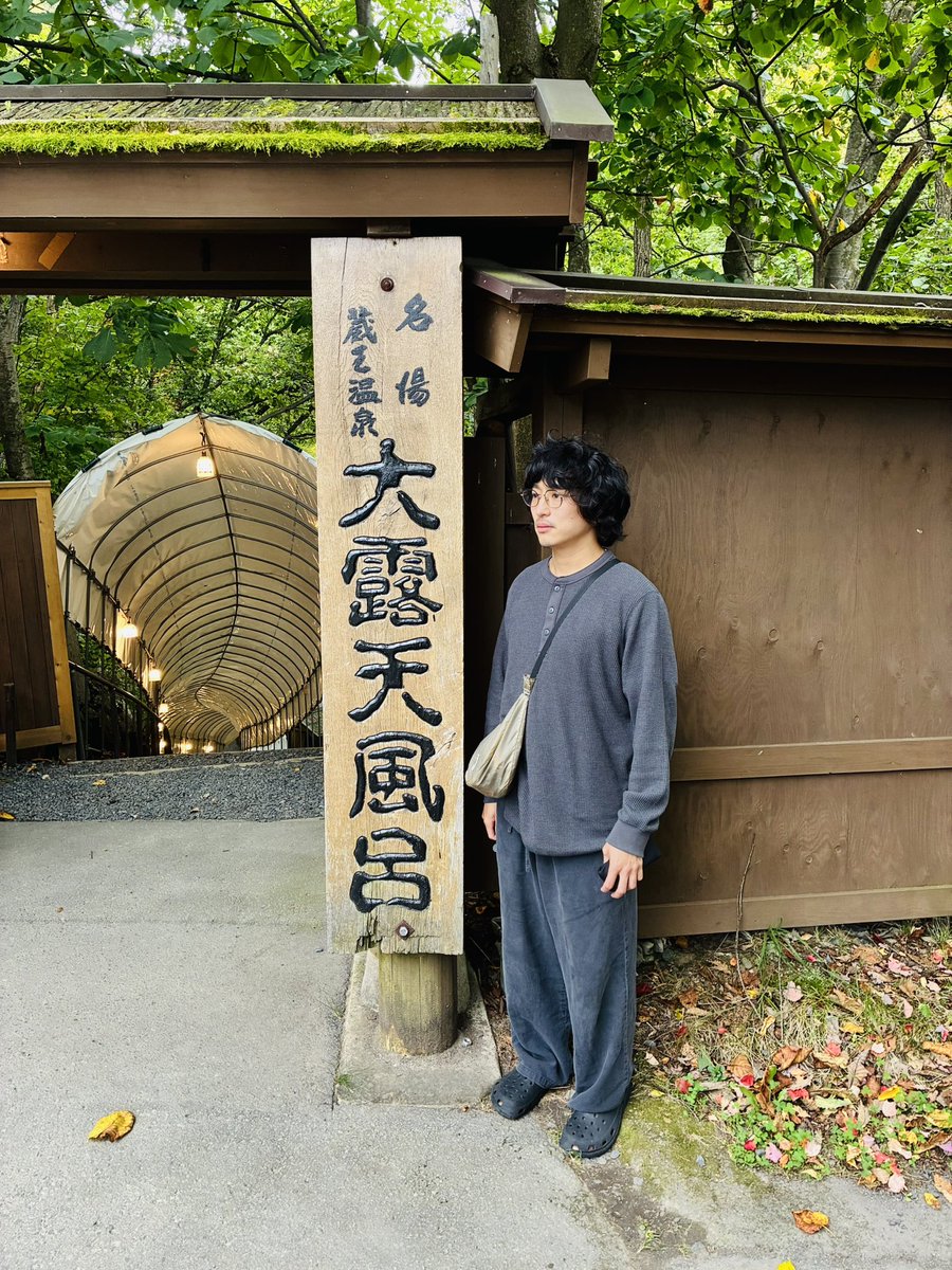 yutarofurutachi's tweet photo. 終演後。マスターやスタッフ、残ったBARの常連客と記念写真。ソールドアウトした山形県山形市のレコードバー『RAF REC』。店先から走り出したキャンピングカー。サイドミラーから姿が見えなくなるまで、彼らは手を振ってくれた。旅も1週間が過ぎた。感謝の言葉を何回述べただろう。それも、心から溢れ出た"ありがとう"だ。それだけで喉が嗄れそうな勢い。初めましての誰かと出会い、迎え入れてもらい優しさに触れる。ライブで一所懸命恩返し。「また帰ってきます」の一言を告げたら、お別れ。その連続だった。男2人車中泊生活でボロボロになるメンタルは、ライブによって回復する。歌ってしまえばチャラ。よくできたサイクルだ。アルバムをリリースする都度、自分の音楽がどこまで広がるのかいつも恐怖に苛まれる。今回ばかりは東京でじっとしてられなかった。広まるかどうかはビクビク様子を見てちゃダメだ。自分が会いに行って広めるんだ。理解者をこの足で探すんだ。そんな想いで飛び出したツアーだったので、細かい現実問題を考えてなかった。それでも今夜もこうして歌を歌えているのは、協力してくれる会場と集まってくれるお客さんのおかげとしか言いようがない。僕は今、大きな資本、腕利の業界人などのチカラではなく、自分のチカラで自分の音楽を伝えれている。相棒の泉海くんもまた同じく。業界経験の少ない中で、わがままな僕とぶつかりながらもタフに純粋に食らいついてくれている。僕らは音楽業界のロードサイドを、泥臭く駆け巡る一団なのだ。このツアーに参加してくれるすべての方たちと最後まで日本列島を駆け巡りたい。