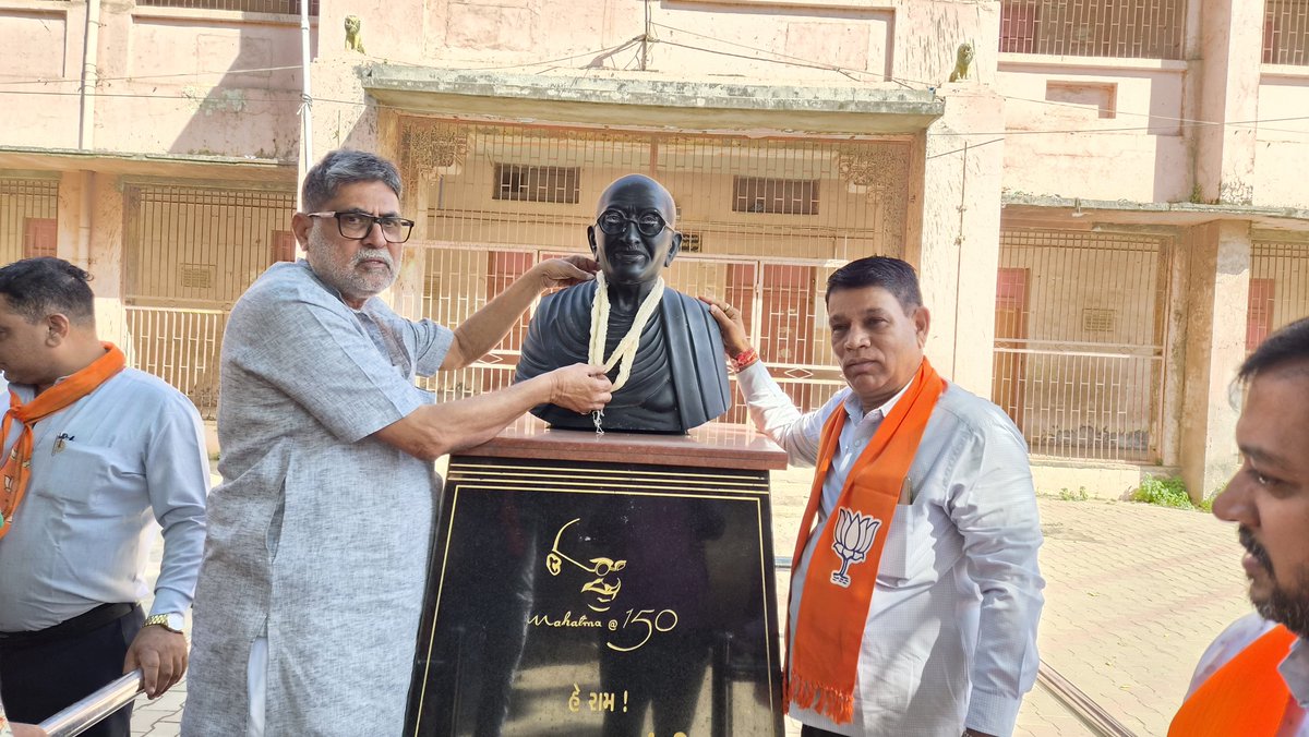 BalrajsinhMla's tweet photo. રાષ્ટ્રપિતા મહાત્મા ગાંધીજીની જયંતી નિમિત્તે મ્યુનિસિપલ હાઈસ્કૂલ ખાતે ગાંધીજીની પ્રતિમાને પુષ્પાંજલિ અર્પણ કરી ભાવપૂર્વક નમન કર્યું તથા ખાદીની ખરીદી કરી.

#GandhiJayanti
#bjpgujarat 
@narendramodi 
@PMOIndia https://t.co/Ogtl5p6Ox0
