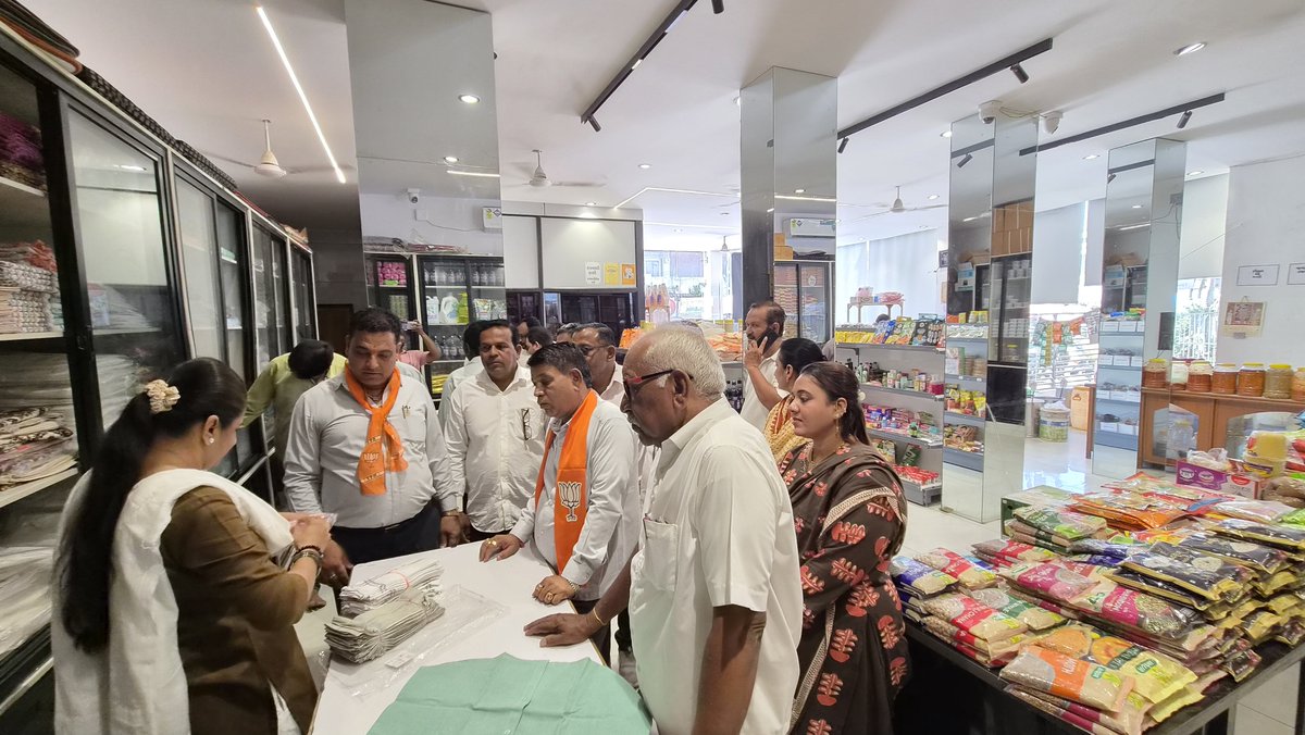 BalrajsinhMla's tweet photo. રાષ્ટ્રપિતા મહાત્મા ગાંધીજીની જયંતી નિમિત્તે મ્યુનિસિપલ હાઈસ્કૂલ ખાતે ગાંધીજીની પ્રતિમાને પુષ્પાંજલિ અર્પણ કરી ભાવપૂર્વક નમન કર્યું તથા ખાદીની ખરીદી કરી.

#GandhiJayanti
#bjpgujarat 
@narendramodi 
@PMOIndia https://t.co/Ogtl5p6Ox0
