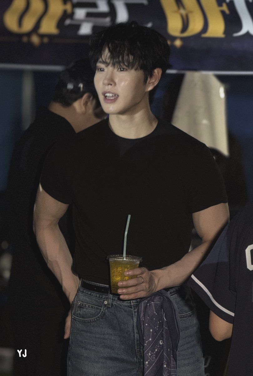 N_BC0108's tweet photo. 한껏 즐기고 있는 사람 #이병찬 https://t.co/HaZeDm6ukt