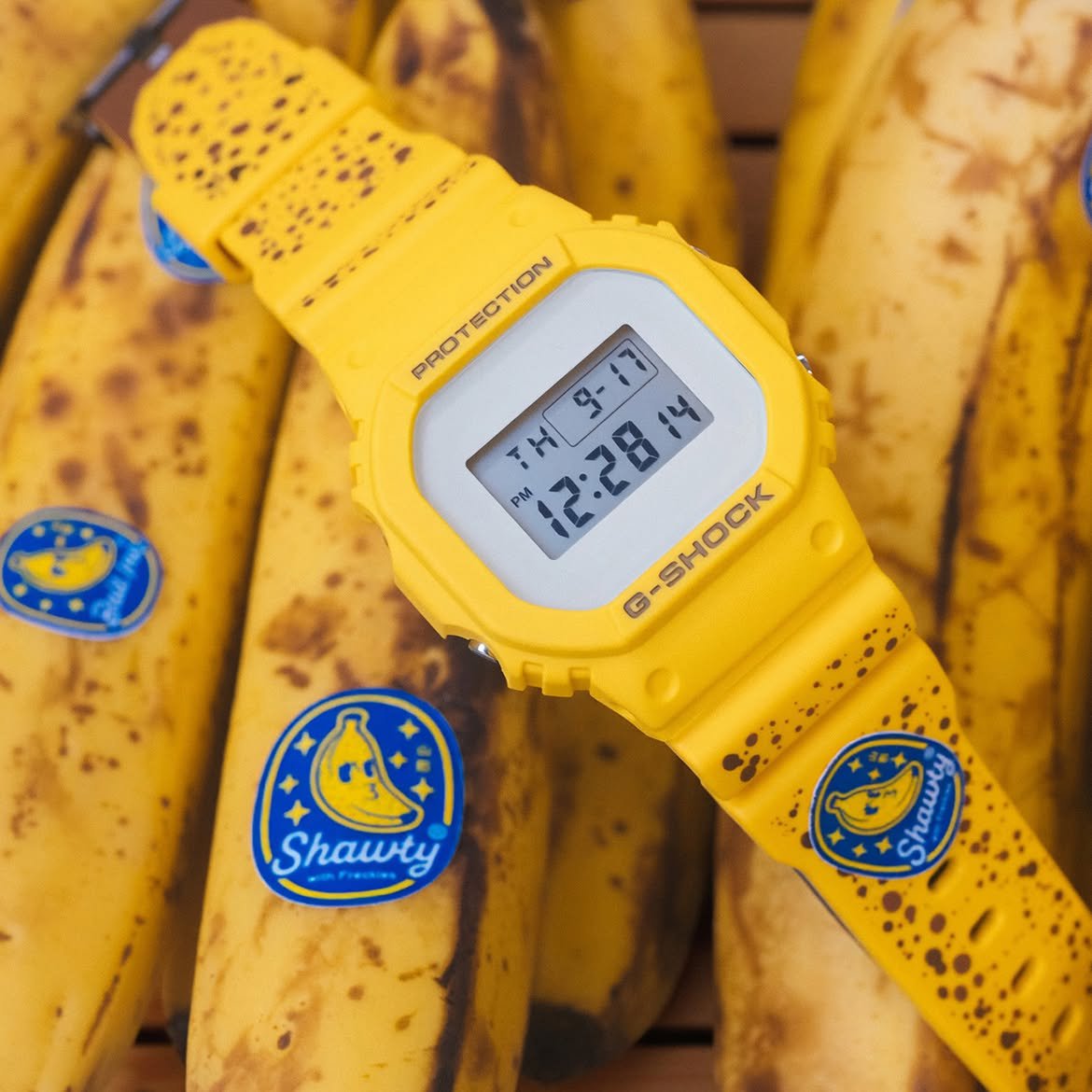 littlemeezsiw's tweet photo. Kirain pisang beneran, ternyata G-Shock edisi khusus 😭🍌 Unik banget corak bintik matangnya https://t.co/K8uC7RoiZH