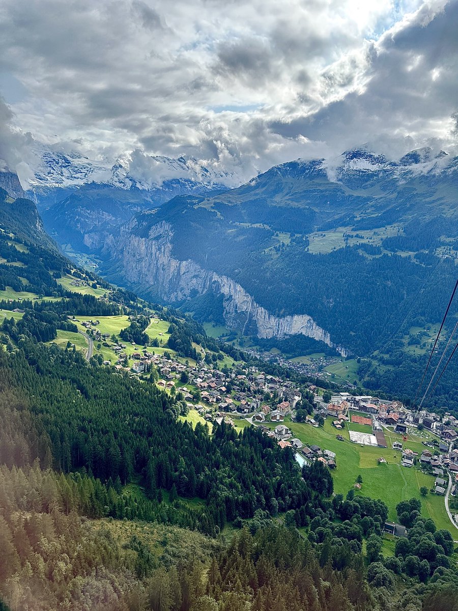ELENDST0URIST's tweet photo. Runter ins Tal #wengen #switzerland https://t.co/fZCL085fPy