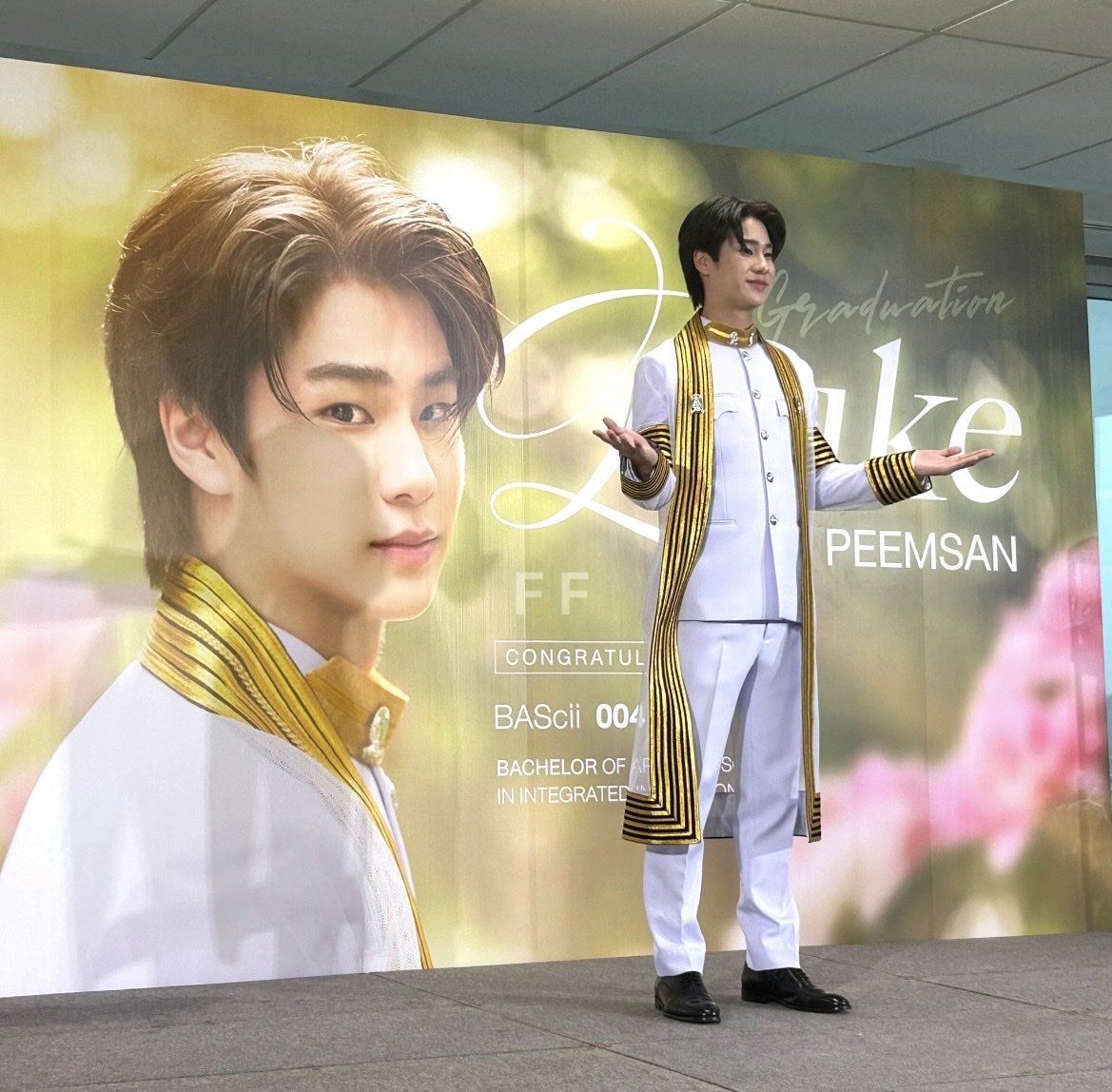 Waiotfxvx's tweet photo. Congrats P’ Luke 

LUKE GRADUATION Day 

#CongratulationsLuke 
#lukeso_ https://t.co/dlpCr0HGMf