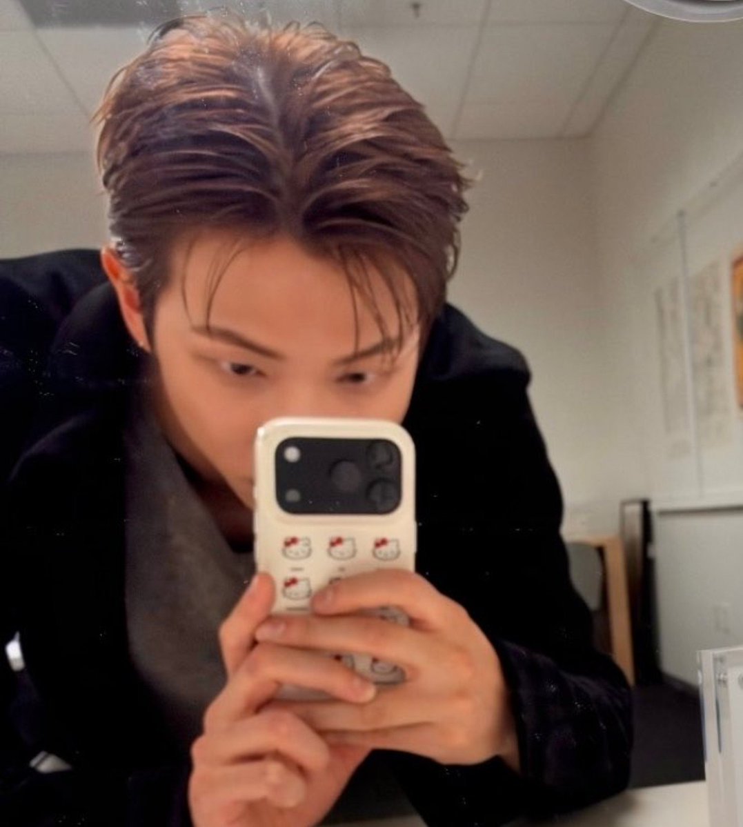 _sgminseven's tweet photo. NAMKOOK WITH THEIR NEW IPHONE 18 PRO MAX https://t.co/jLonUPlq2P