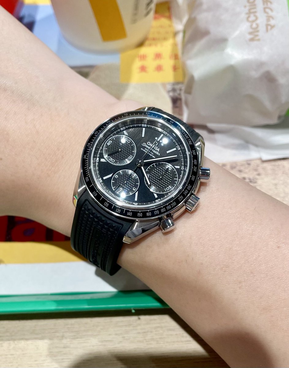 nontawtc's tweet photo. 前から、HUBLOT��しくて買おうか悩んでたけど、スピードマスターをラバーにしたら、少しHUBLOTっぽくなって満足してます笑

ラバーベルトとバックルで88,000円しましたが、HUBLOT買うより安上がり！

#スピードマスター https://t.co/RlL0DRvWw4