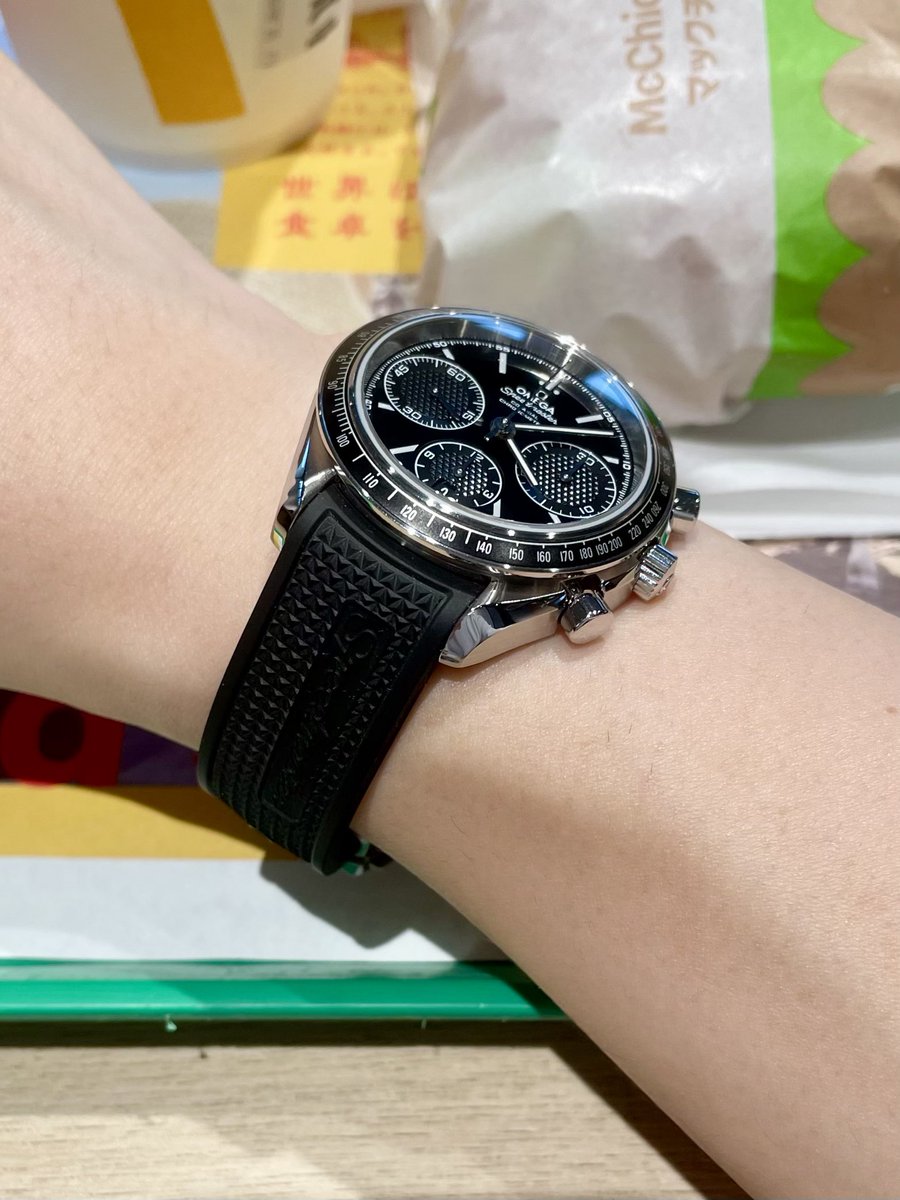 nontawtc's tweet photo. 前から、HUBLOT��しくて買おうか悩んでたけど、スピードマスターをラバーにしたら、少しHUBLOTっぽくなって満足してます笑

ラバーベルトとバックルで88,000円しましたが、HUBLOT買うより安上がり！

#スピードマスター https://t.co/RlL0DRvWw4