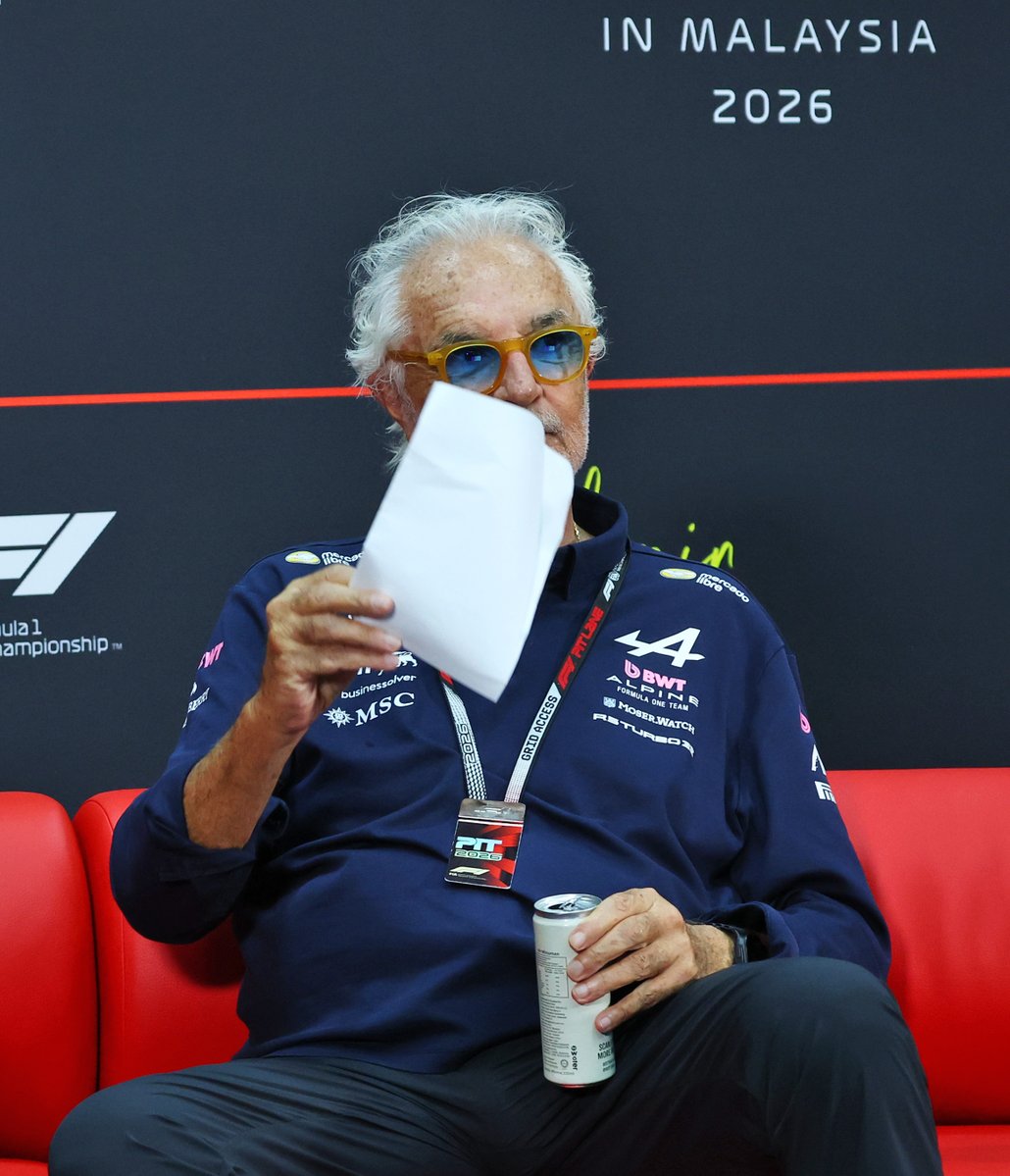 wearetherace's tweet photo. Briatore:

- brings in piece of paper
- everyone waits in suspense
- press conference ends
- leaves paper behind

...blank 😅 https://t.co/j55dyVrqK3