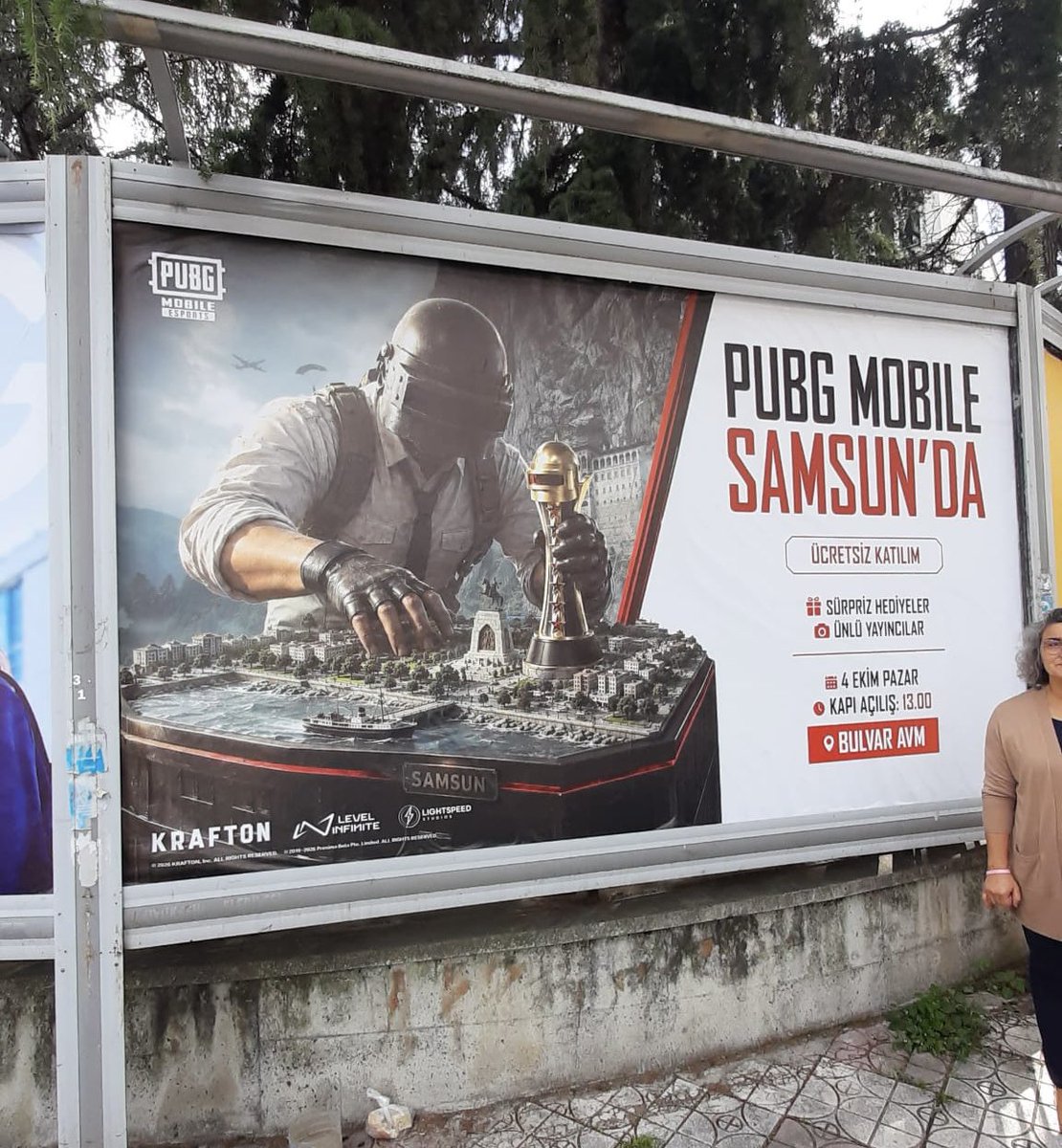 OmurdenSezgin's tweet photo. Samsun’da PUBG turnuvası düzenlenecek ve sokaklara asılan afişlerdeki yanlışı görebildiniz mi? https://t.co/Jx3SQbYdZC