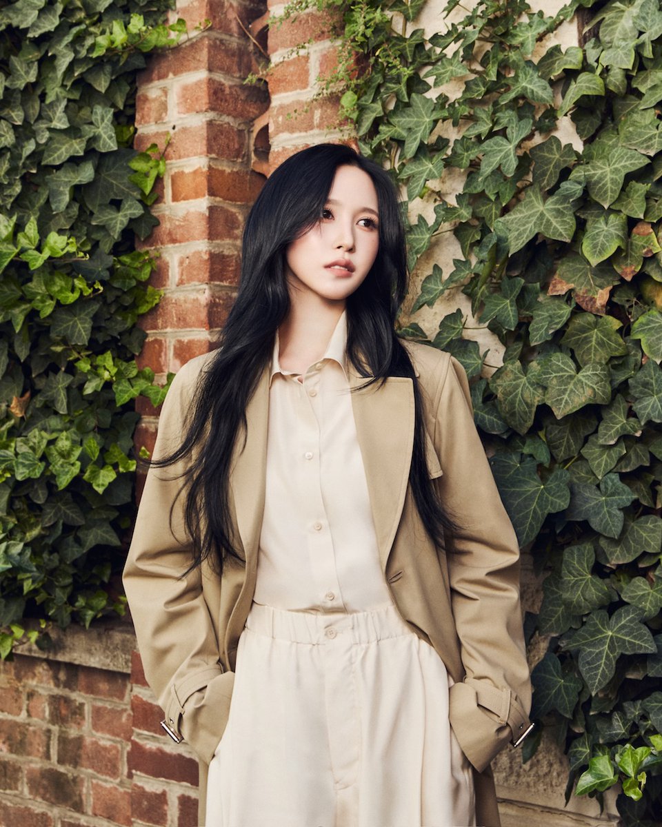 voguejp's tweet photo. チャーミングな姿はもちろん、最新ルックの着こなしも見逃せない。フェンディのショーへ向かうMINAを追ったスペシャルムービーを✔️
https://t.co/hbrz79WZOz

#PR https://t.co/NQOZ0wZ1sv