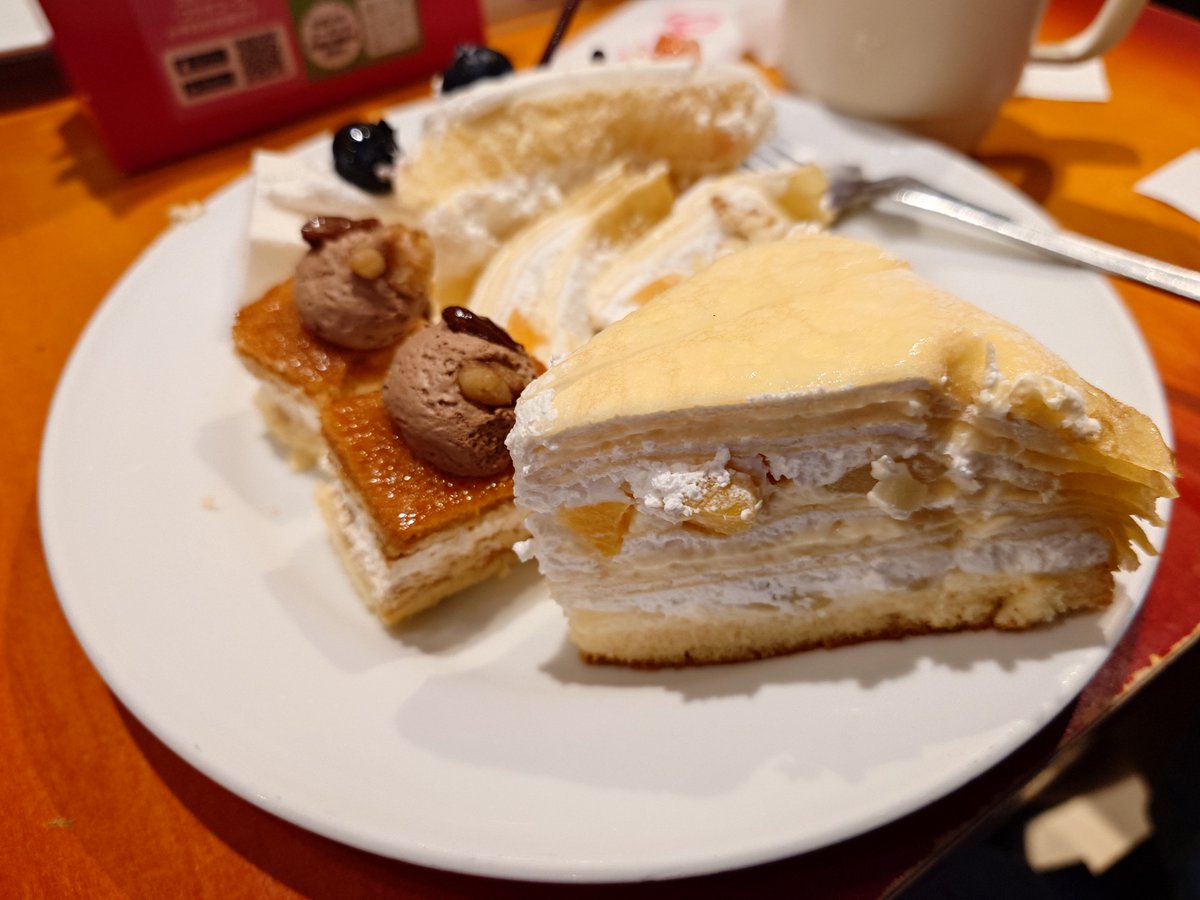 umi_bps's tweet photo. 10月のスイーツパラダイス。
ミルクレープしか勝たん
新しいデザートは
パイナップルのムース、サツマイモとレーズンのケーキ、リンゴとキャラメルのロワイヤルあたり？
ロワイヤルって何だ？生き残りでも賭けるのか？
あと、コラボはよくわからないでござる https://t.co/rapMf2Hz2t